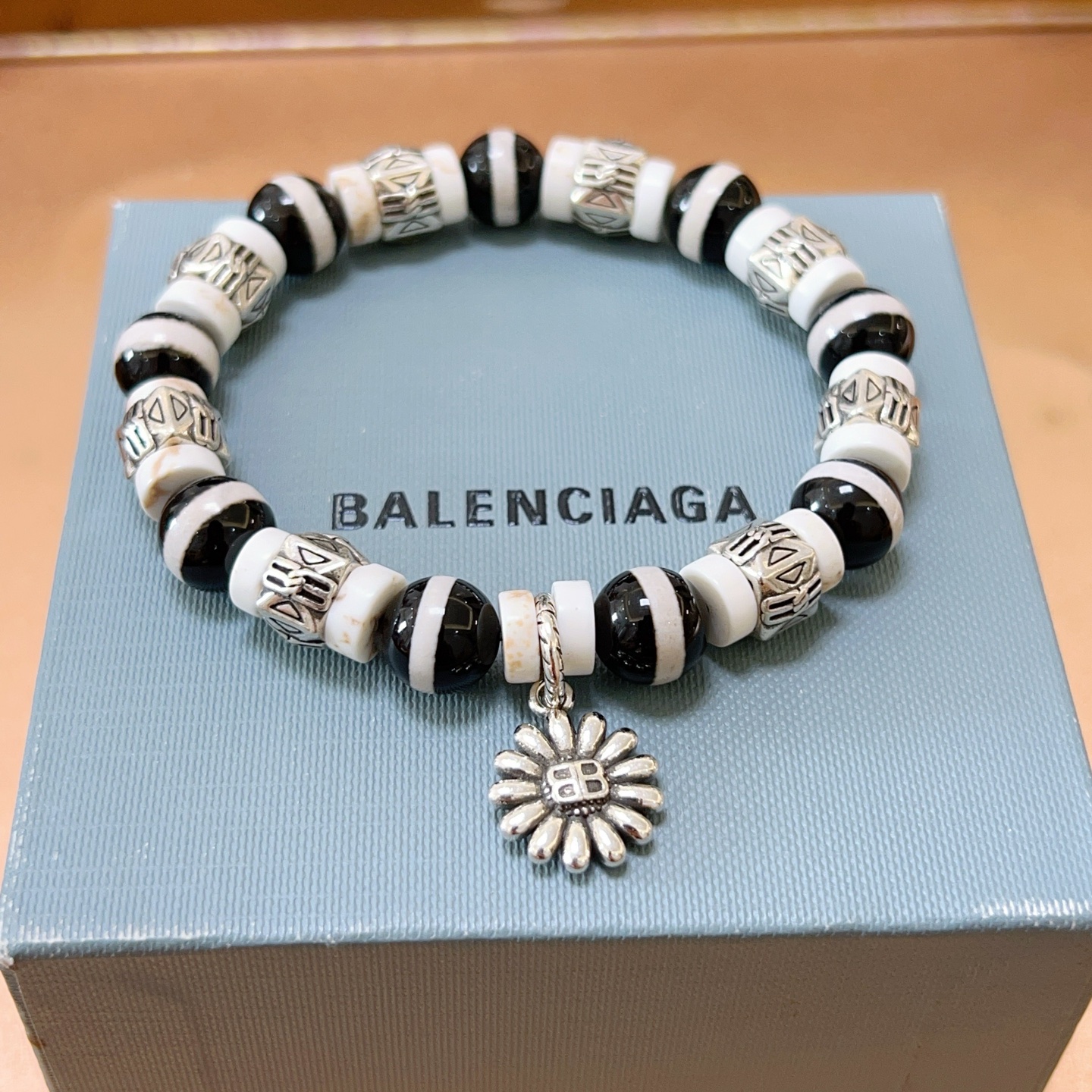 NO:557313,Batch. Original new product. Balenciaga white turquoise Balenciaga bracelet counter. Balenciaga bracelet. Men's hot model shipped. Unique design, avant-garde, a must-have for men and women!  Size 18.20.22.24cm, fine jewelry, balenciaga, balenciaga, bracelet19860909批. 原单货新品 巴黎世家白松石Balenciaga手链专柜一致巴黎世家手链 男士火爆款出货 设计独特 前卫 男女必备！码数18.20.22.24cm,饰品精品,balenciaga,balenciaga,bracelet,Jewelry