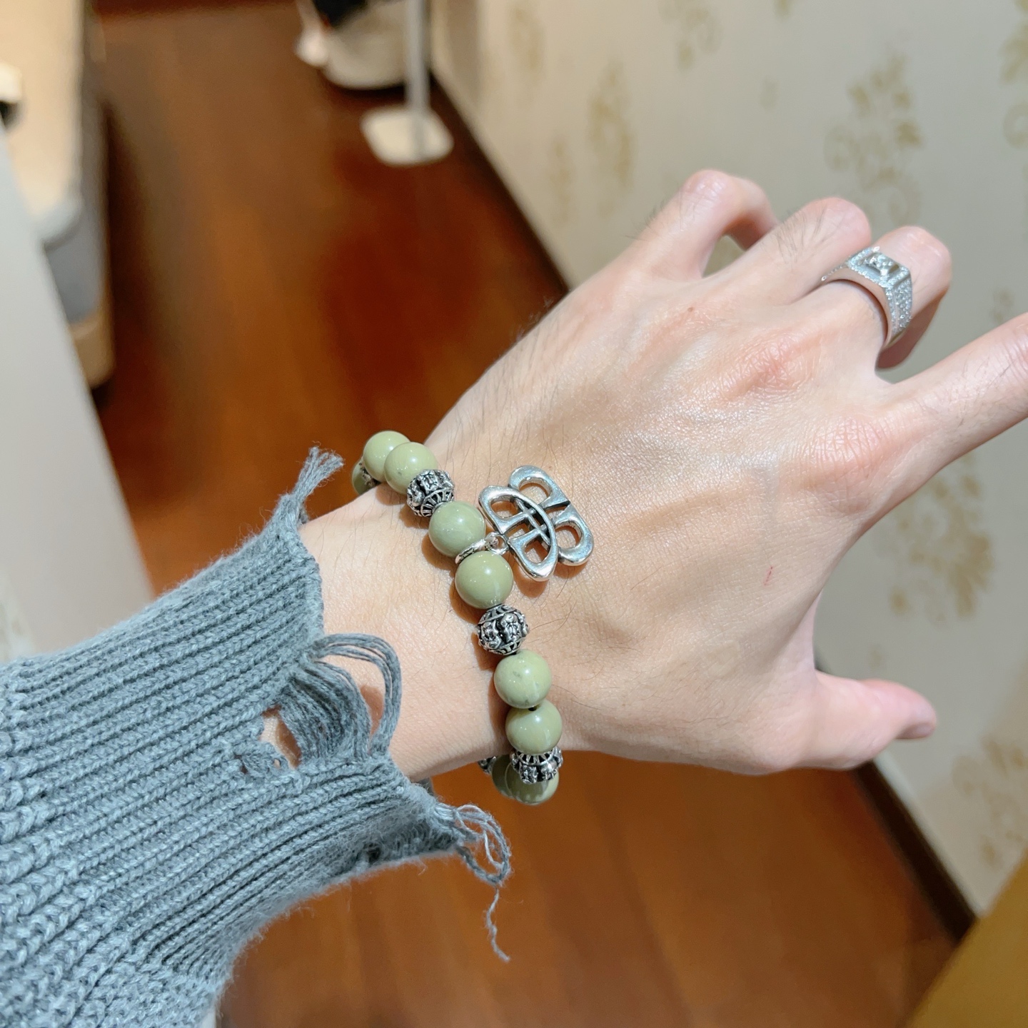 ¥168  原单货🔹🔹新品 巴黎世家天然雍田玉Balenciaga手链🔹专柜一致巴黎世家手链 男士火爆款出货 设计独特 前卫 男女必备！码数18。20。22。24cm