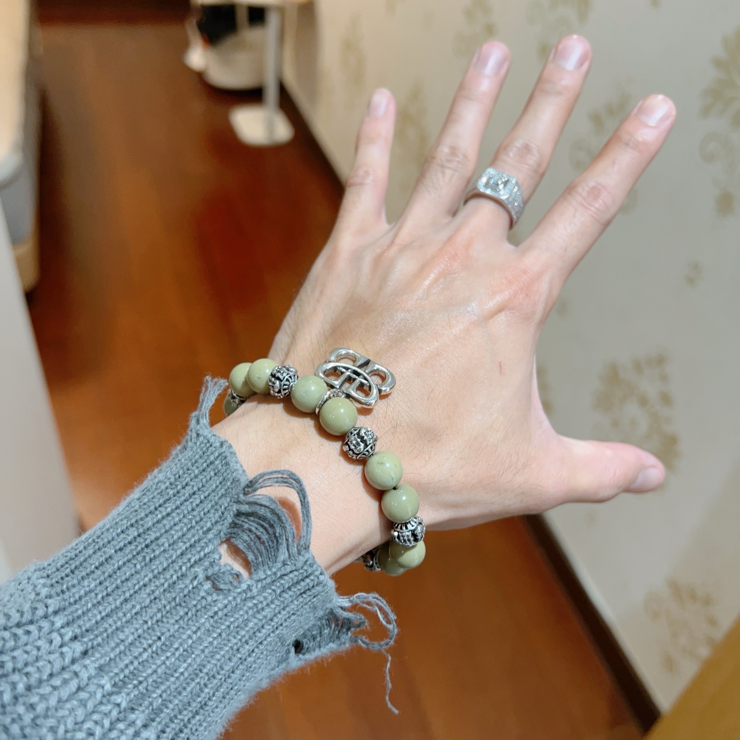 ¥168  原单货🔹🔹新品 巴黎世家天然雍田玉Balenciaga手链🔹专柜一致巴黎世家手链 男士火爆款出货 设计独特 前卫 男女必备！码数18。20。22。24cm