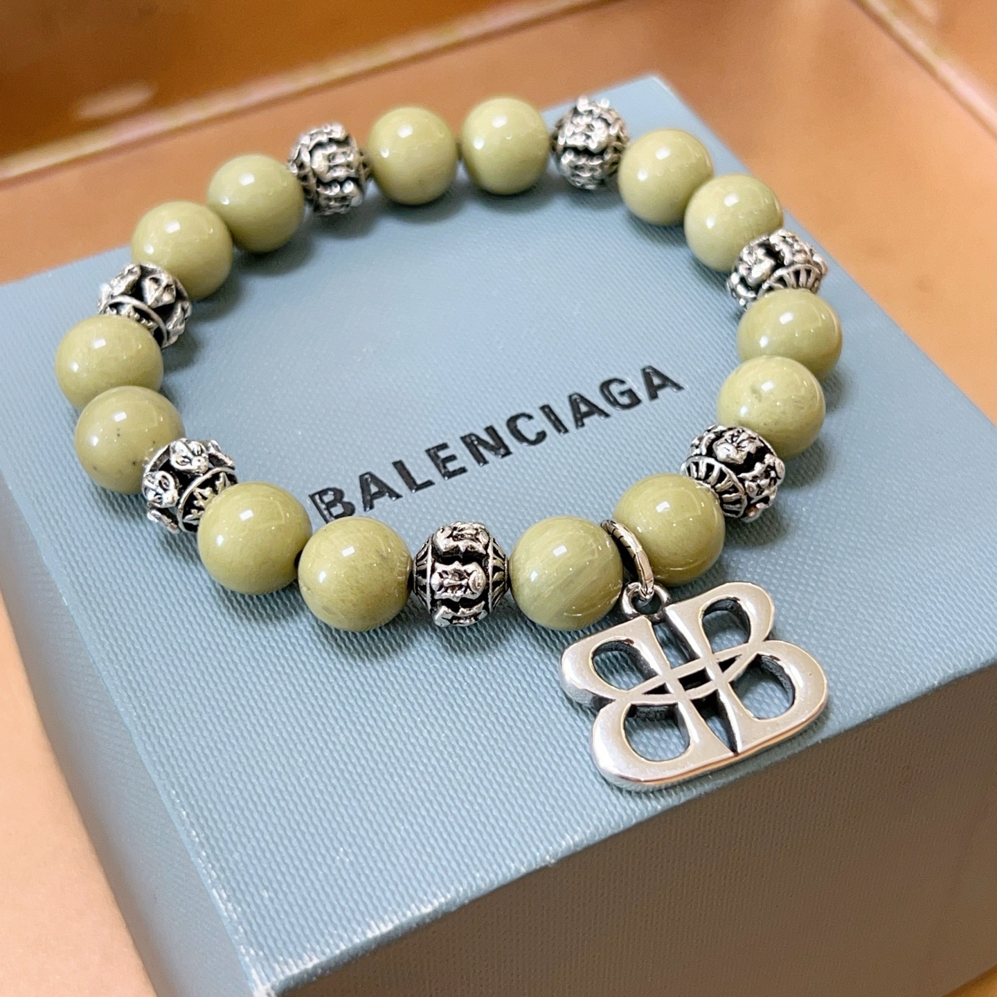 ¥168  原单货🔹🔹新品 巴黎世家天然雍田玉Balenciaga手链🔹专柜一致巴黎世家手链 男士火爆款出货 设计独特 前卫 男女必备！码数18。20。22。24cm