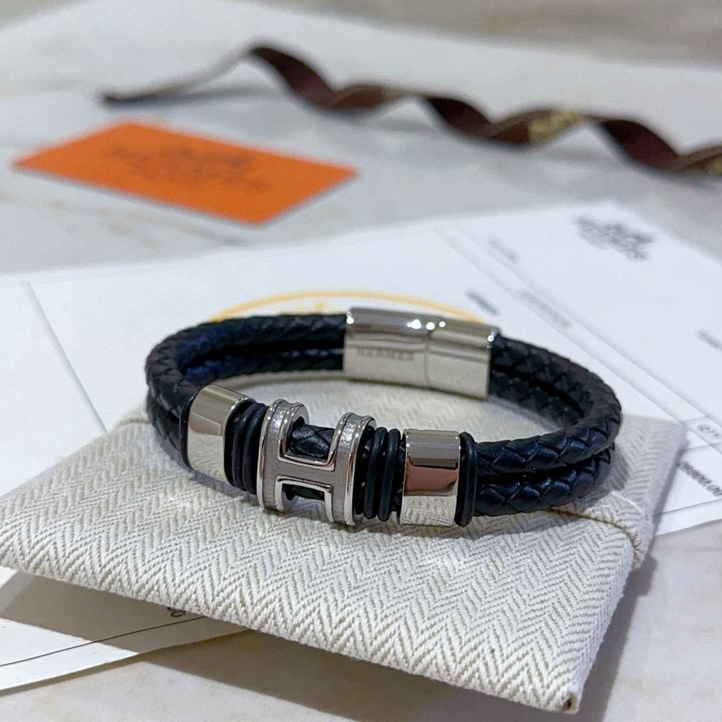 NO:557318,Batch New Product Release Hermès Leather Cord Bracelet The latest model of pure handmade leather material is of higher quality. The same style as the star Anger Forest series Hermès bracelet classic series 18k gold bracelet bracelet. The details are distressed. The non-market sand surface version. This one has been out. The best-selling model in Hermès. It is very good to match trendy clothes, high-quality jewelry, hermes, and bracelets.19860909批 新品发售 爱马仕皮绳手环最新款纯手工皮材质档次更高明星同款Anger Forest系列爱马仕手链经典款系列18k金手链手绳 细节对版做旧处理 非市面沙面版型 这款一直在出 爱马仕里面热卖款 非常好搭配潮流衣服,饰品精品,hermes,bracelet,Jewelry