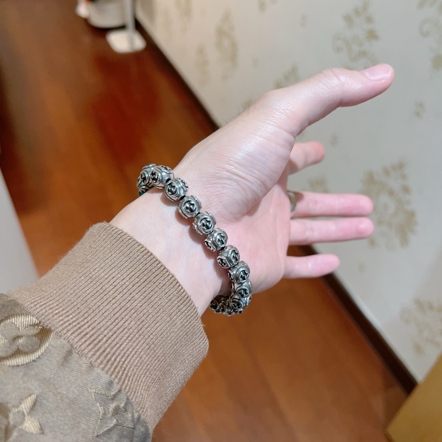 ¥208  新品发布👒𝐆𝐮𝐜𝐜𝐢古驰手链👨👩男女同款 最新款孔雀石黑玛瑙手链档次更高明星同款Anger Forest系列双g水晶手链
尺寸:16-24厘米
细节对版黄金处理 非市面亮面版型 非市面普通做工
这款一直在出 古驰里面热卖款 非常好搭配衣服👔👞