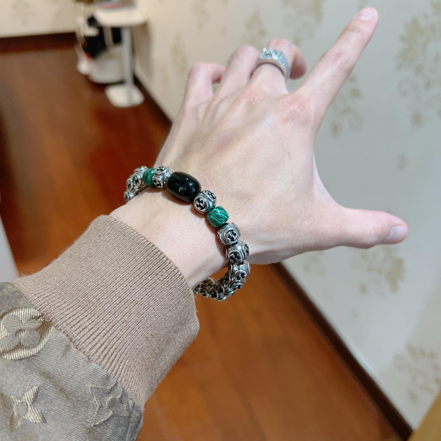 ¥208  新品发布👒𝐆𝐮𝐜𝐜𝐢古驰手链👨👩男女同款 最新款孔雀石黑玛瑙手链档次更高明星同款Anger Forest系列双g水晶手链
尺寸:16-24厘米
细节对版黄金处理 非市面亮面版型 非市面普通做工
这款一直在出 古驰里面热卖款 非常好搭配衣服👔👞