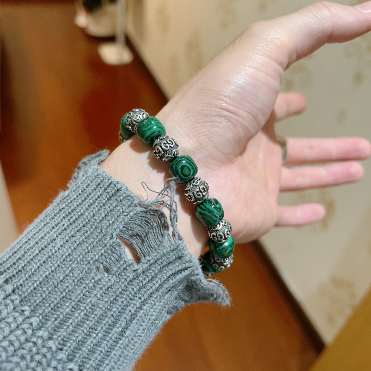 ¥188   新品发布👒𝐆𝐮𝐜𝐜𝐢古驰手链👨👩男女同款 最新款孔雀石手链档次更高明星同款Anger Forest系列双g水晶手链
尺寸:16-24厘米
细节对版黄金处理 非市面亮面版型 非市面普通做工
这款一直在出 古驰里面热卖款 非常好搭配衣服👔👞