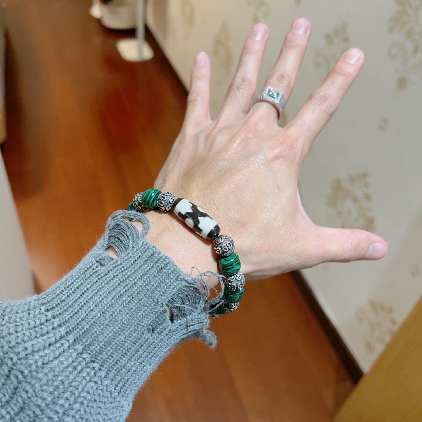 ¥188   新品发布👒𝐆𝐮𝐜𝐜𝐢古驰手链👨👩男女同款 最新款孔雀石手链档次更高明星同款Anger Forest系列双g水晶手链
尺寸:16-24厘米
细节对版黄金处理 非市面亮面版型 非市面普通做工
这款一直在出 古驰里面热卖款 非常好搭配衣服👔👞