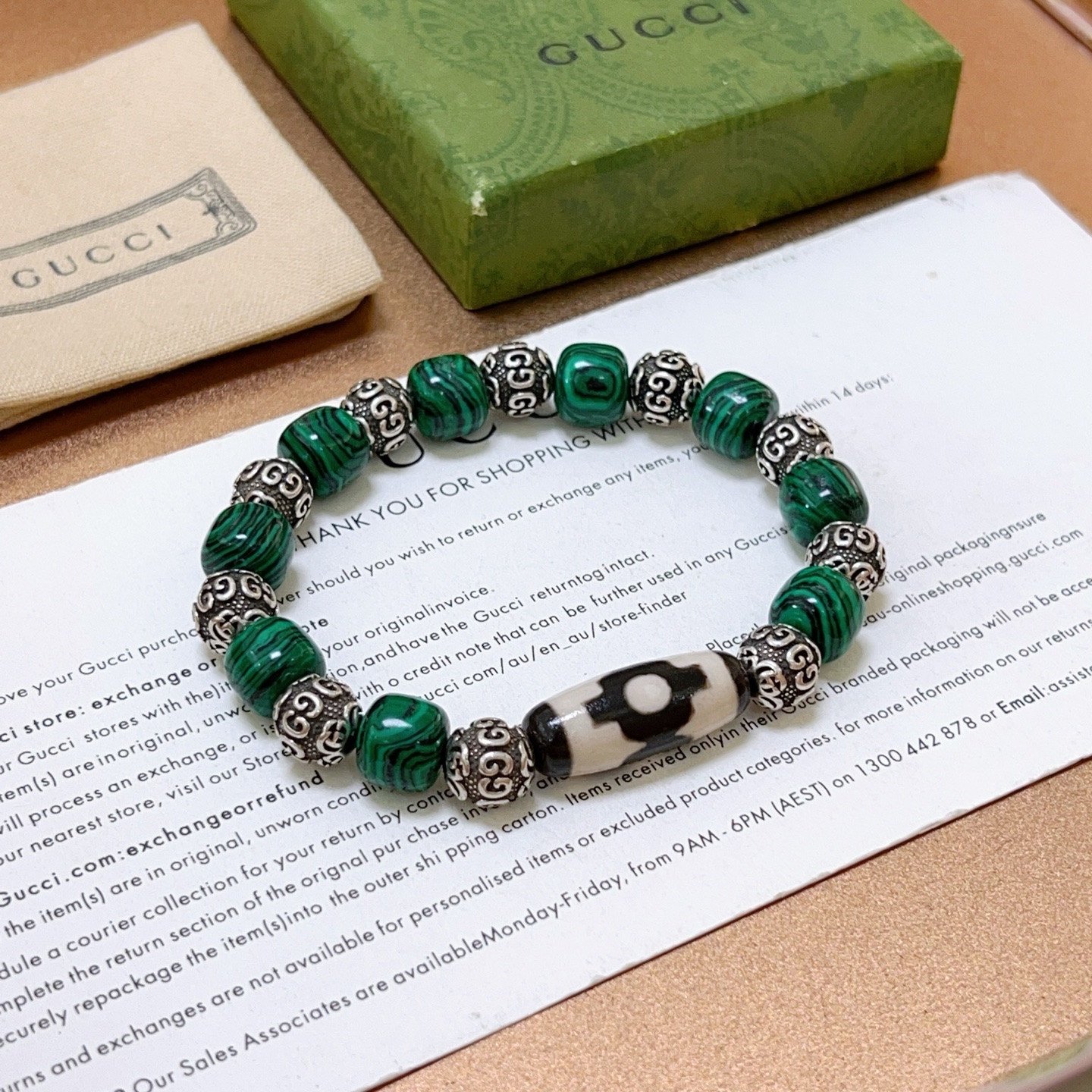 ¥188   新品发布👒𝐆𝐮𝐜𝐜𝐢古驰手链👨👩男女同款 最新款孔雀石手链档次更高明星同款Anger Forest系列双g水晶手链
尺寸:16-24厘米
细节对版黄金处理 非市面亮面版型 非市面普通做工
这款一直在出 古驰里面热卖款 非常好搭配衣服👔👞