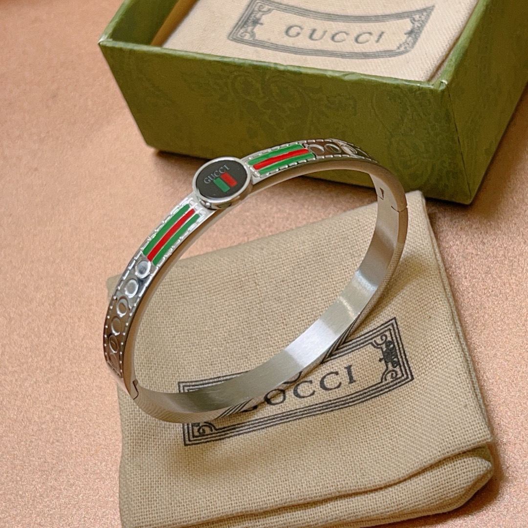 NO:557389,Batch. Gucci bracelets are hand-made latest bracelets with a higher grade. The same style as the Anger Forest series Double G classic series Gucci bracelets. The details are distressed. The shiny version is not available in the market. This one has been on the market. It is a best-selling model in Gucci. It goes well with trendy clothes, high-quality jewelry, Gucci, and bracelets.19860909批.古驰手镯手环纯手工打造最新款手镯档次更高明星同款Anger Forest系列双G经典款系列古驰手环 细节对版做旧处理 非市面亮面版型 这款一直在出 古驰里面热卖款 非常好搭配潮流衣服,饰品精品,gucci,bracelet,Jewelry