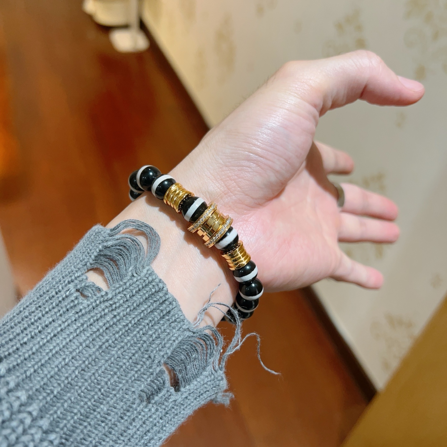 ¥168 。宝格丽手链V金材质 BVLGARI宝格丽 DIVAS‘ DREAM 系列 天然玛瑙石品相完美，细节无敌，那种独特的色泽完全无可挑剔，再缀以经典指环外形设计，简约之余却又优雅夺目，V金纯手工的组合更显气色，上手雅致动人。男女同款 宝格丽手链尺寸:18 20 22 24厘米