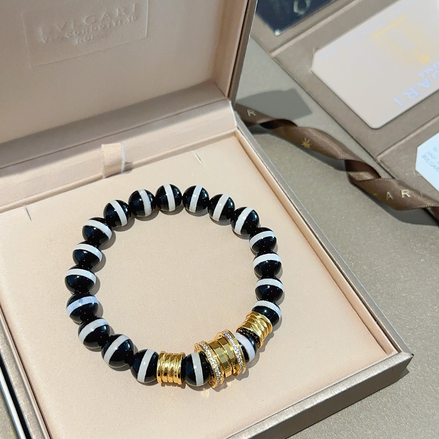 ¥168 。宝格丽手链V金材质 BVLGARI宝格丽 DIVAS‘ DREAM 系列 天然玛瑙石品相完美，细节无敌，那种独特的色泽完全无可挑剔，再缀以经典指环外形设计，简约之余却又优雅夺目，V金纯手工的组合更显气色，上手雅致动人。男女同款 宝格丽手链尺寸:18 20 22 24厘米