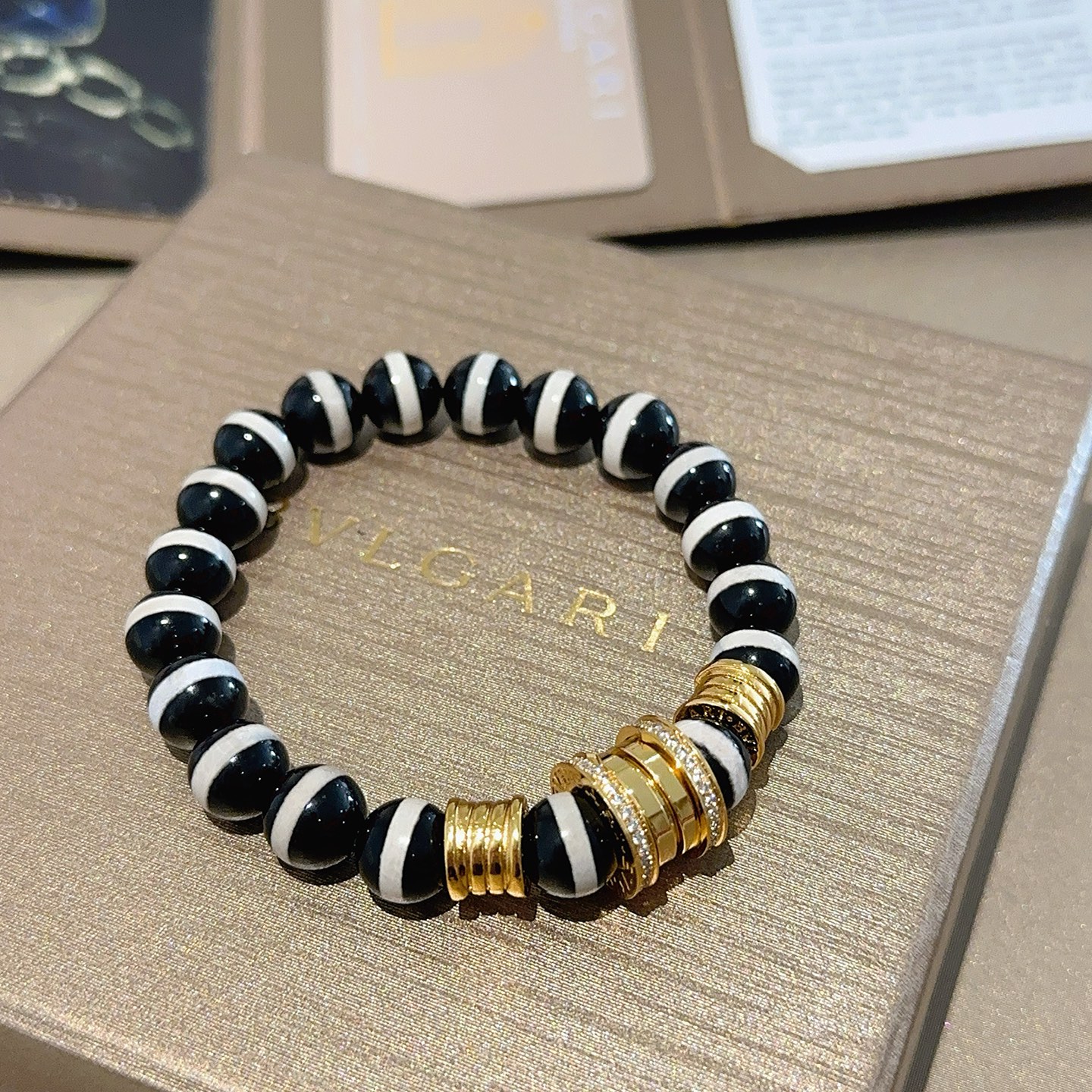 ¥168 。宝格丽手链V金材质 BVLGARI宝格丽 DIVAS‘ DREAM 系列 天然玛瑙石品相完美，细节无敌，那种独特的色泽完全无可挑剔，再缀以经典指环外形设计，简约之余却又优雅夺目，V金纯手工的组合更显气色，上手雅致动人。男女同款 宝格丽手链尺寸:18 20 22 24厘米