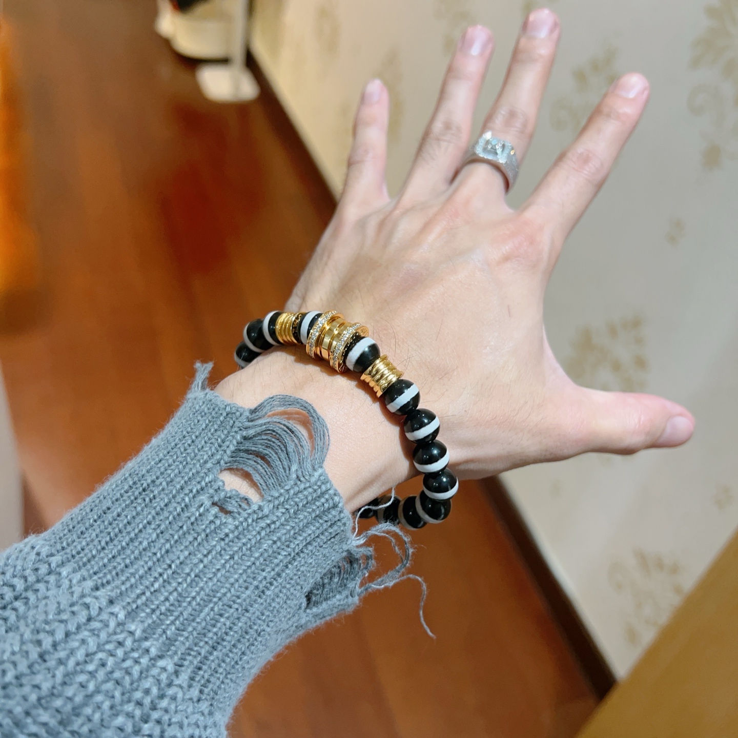 ¥168 。宝格丽手链V金材质 BVLGARI宝格丽 DIVAS‘ DREAM 系列 天然玛瑙石品相完美，细节无敌，那种独特的色泽完全无可挑剔，再缀以经典指环外形设计，简约之余却又优雅夺目，V金纯手工的组合更显气色，上手雅致动人。男女同款 宝格丽手链尺寸:18 20 22 24厘米