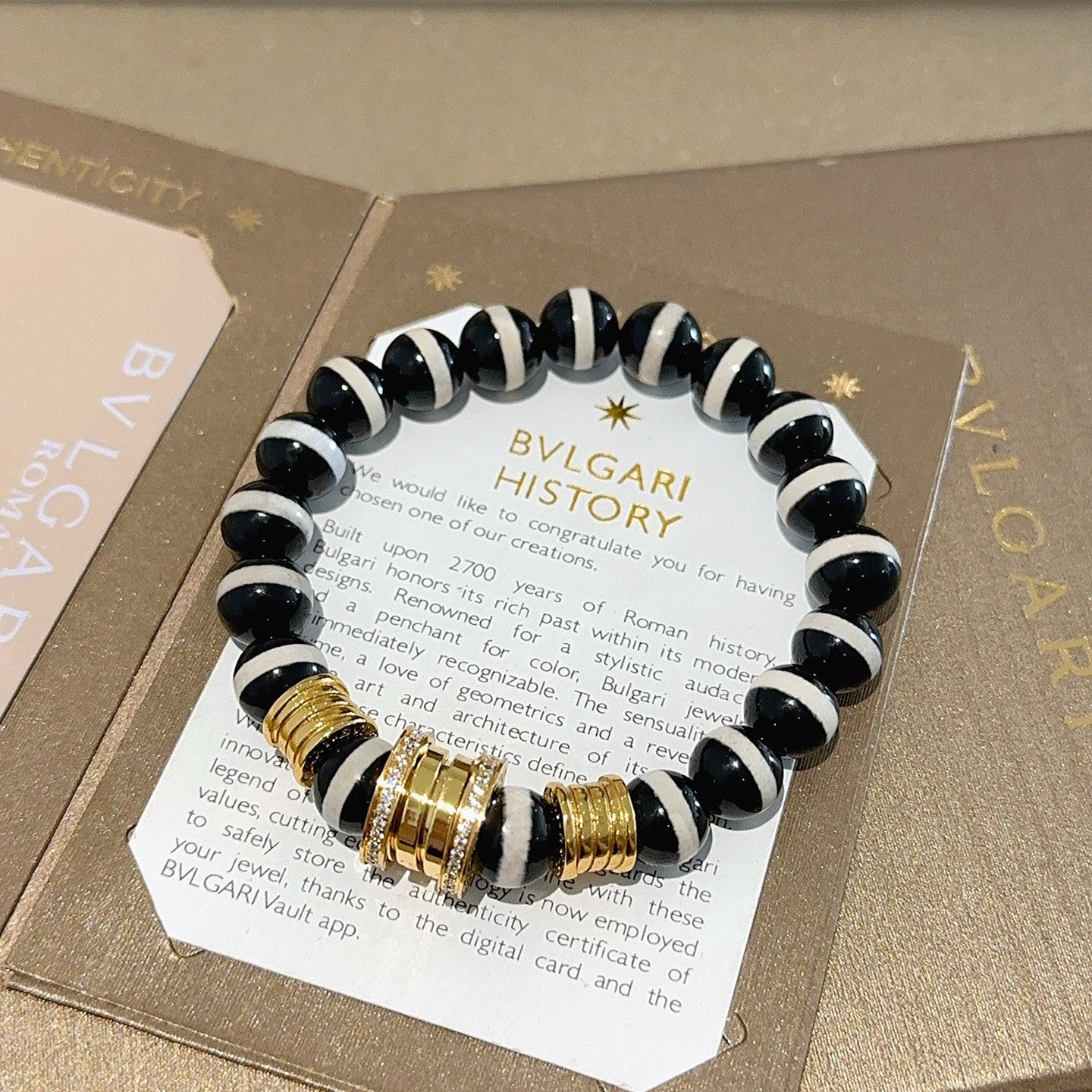 ¥168 。宝格丽手链V金材质 BVLGARI宝格丽 DIVAS‘ DREAM 系列 天然玛瑙石品相完美，细节无敌，那种独特的色泽完全无可挑剔，再缀以经典指环外形设计，简约之余却又优雅夺目，V金纯手工的组合更显气色，上手雅致动人。男女同款 宝格丽手链尺寸:18 20 22 24厘米