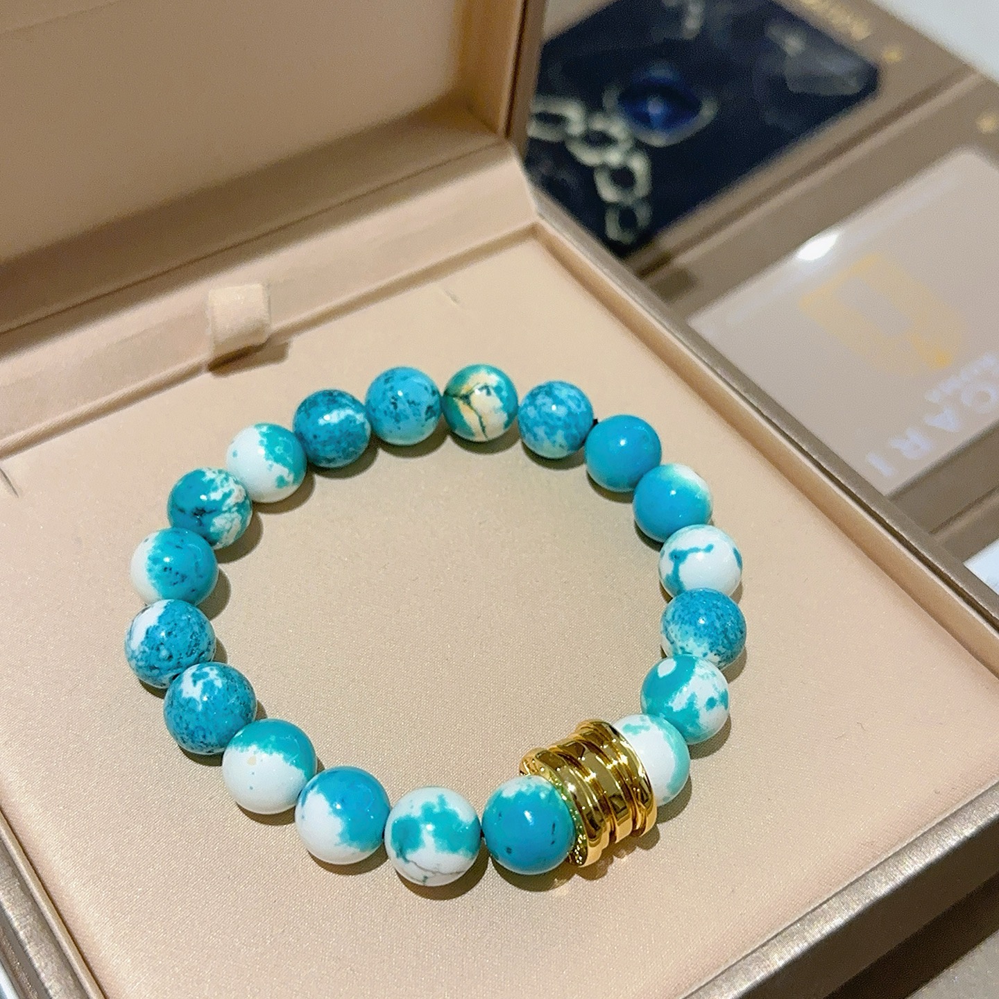 ¥168 宝格丽手链V金材质 BVLGARI宝格丽 DIVAS‘ DREAM 系列 天然蛇皮石手链品相完美，细节无敌，那种独特的色泽完全无可挑剔，再缀以经典指环外形设计，简约之余却又优雅夺目，V金纯手工的组合更显气色，上手雅致动人。男女同款 宝格丽手链尺寸:18 20 22 24厘米