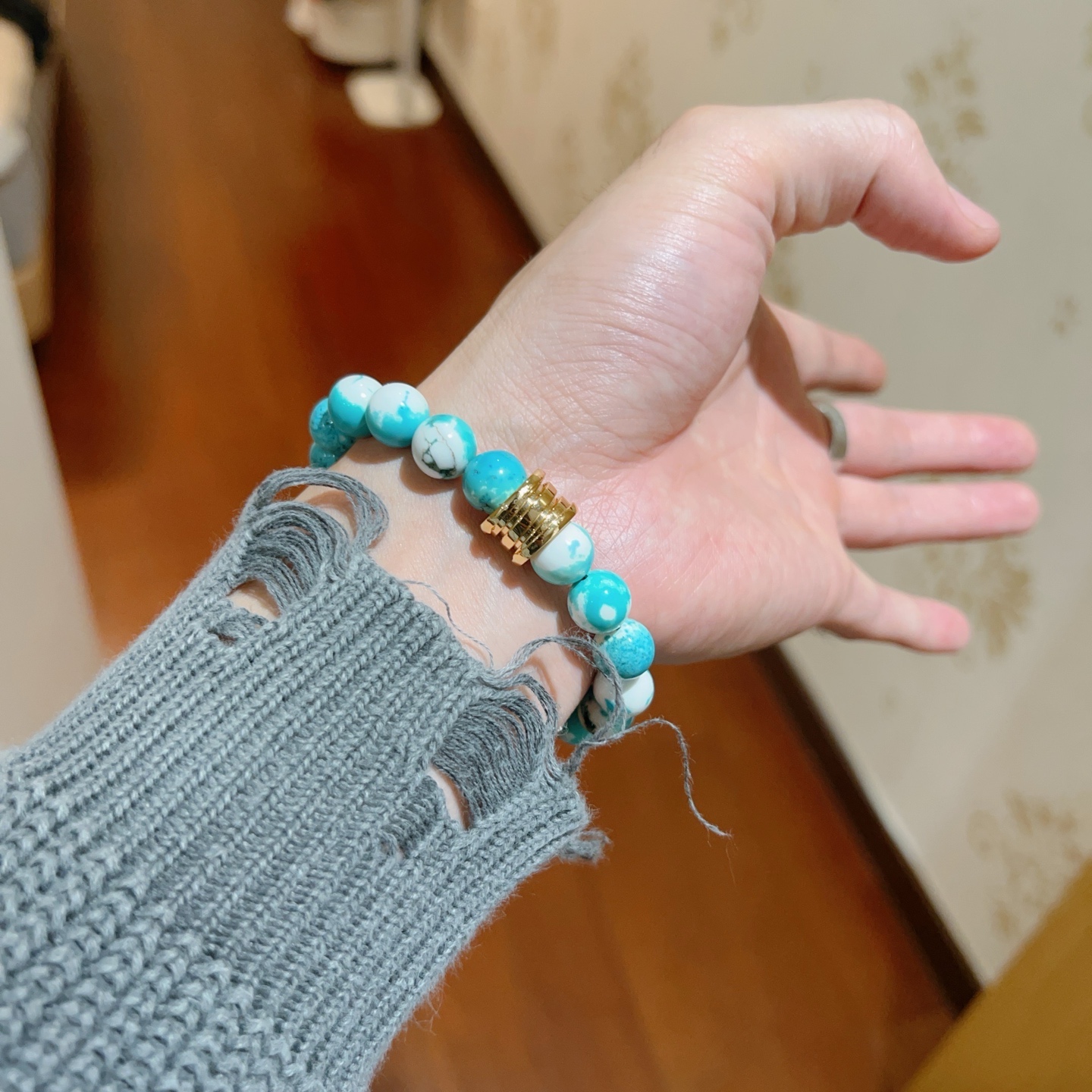 ¥168 宝格丽手链V金材质 BVLGARI宝格丽 DIVAS‘ DREAM 系列 天然蛇皮石手链品相完美，细节无敌，那种独特的色泽完全无可挑剔，再缀以经典指环外形设计，简约之余却又优雅夺目，V金纯手工的组合更显气色，上手雅致动人。男女同款 宝格丽手链尺寸:18 20 22 24厘米