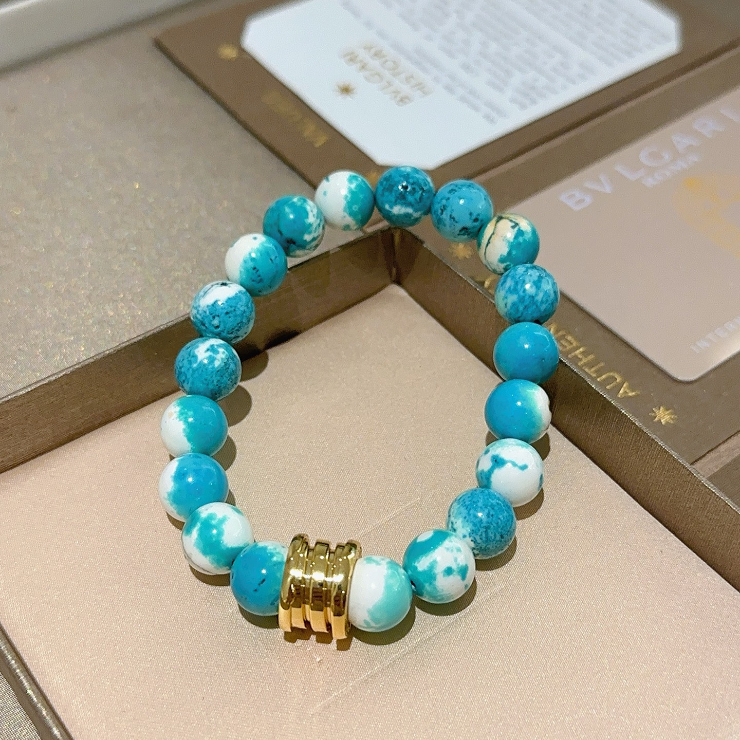 ¥168 宝格丽手链V金材质 BVLGARI宝格丽 DIVAS‘ DREAM 系列 天然蛇皮石手链品相完美，细节无敌，那种独特的色泽完全无可挑剔，再缀以经典指环外形设计，简约之余却又优雅夺目，V金纯手工的组合更显气色，上手雅致动人。男女同款 宝格丽手链尺寸:18 20 22 24厘米