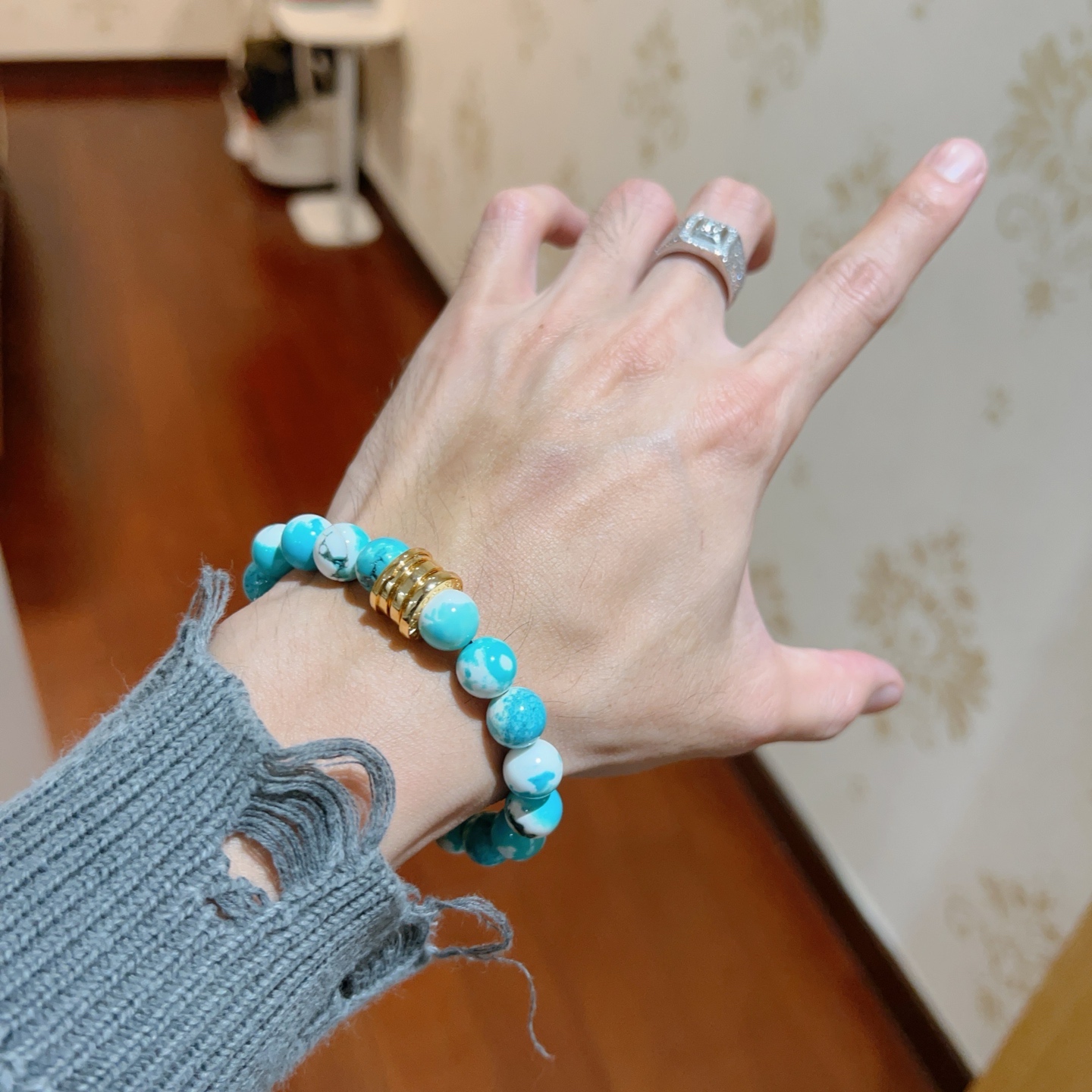 ¥168 宝格丽手链V金材质 BVLGARI宝格丽 DIVAS‘ DREAM 系列 天然蛇皮石手链品相完美，细节无敌，那种独特的色泽完全无可挑剔，再缀以经典指环外形设计，简约之余却又优雅夺目，V金纯手工的组合更显气色，上手雅致动人。男女同款 宝格丽手链尺寸:18 20 22 24厘米