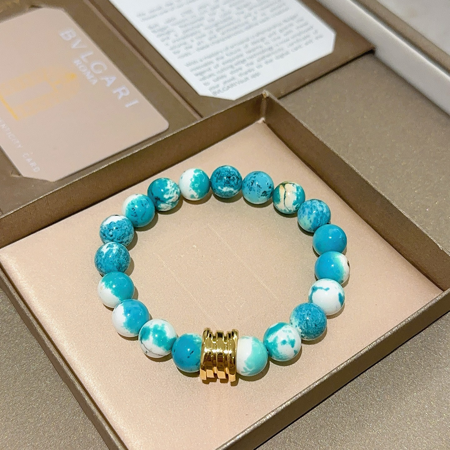 ¥168 宝格丽手链V金材质 BVLGARI宝格丽 DIVAS‘ DREAM 系列 天然蛇皮石手链品相完美，细节无敌，那种独特的色泽完全无可挑剔，再缀以经典指环外形设计，简约之余却又优雅夺目，V金纯手工的组合更显气色，上手雅致动人。男女同款 宝格丽手链尺寸:18 20 22 24厘米