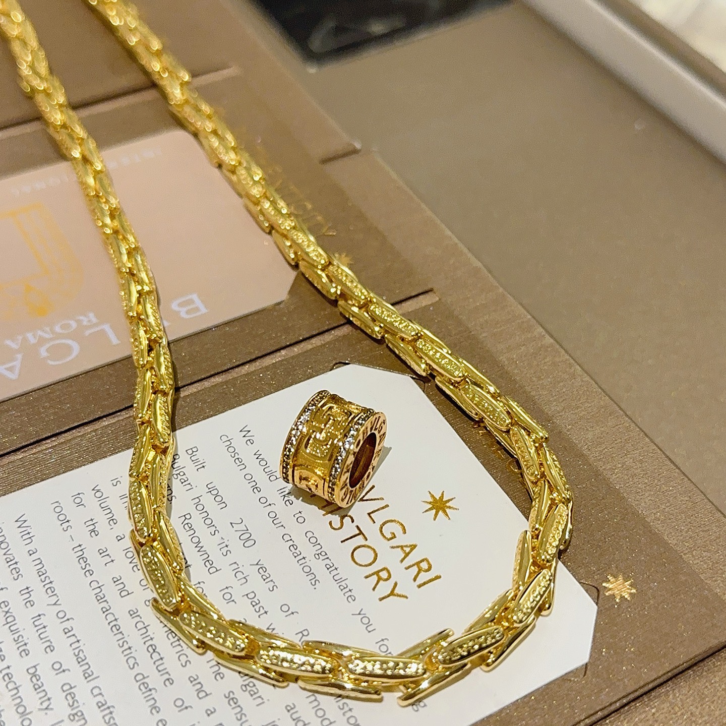 NO:557423,Batch. Bulgari necklace V gold material BVLGARI BVLGARI DIVAS’ DREAM series The appearance is perfect, the details are invincible, the unique color is completely impeccable, and it is decorated with a classic ring shape design, which is simple yet elegant and eye-catching. The combination of V gold is more elegant, and the upper body is elegant and attractive. Same style for men and women. Bulgari necklaces, jewelry boutiques, bottega veneta, bvlgari, bvlgari, necklace19860909批.宝格丽项链V金材质 BVLGARI宝格丽 DIVAS‘ DREAM 系列 品相完美,细节无敌,那种独特的色泽完全无可挑剔,再缀以经典指环外形设计,简约之余却又优雅夺目,V金的组合更显气色,上身雅致动人.男女同款 宝格丽项链,饰品精品,bottega veneta,bvlgari,bvlgari,necklace,Jewelry