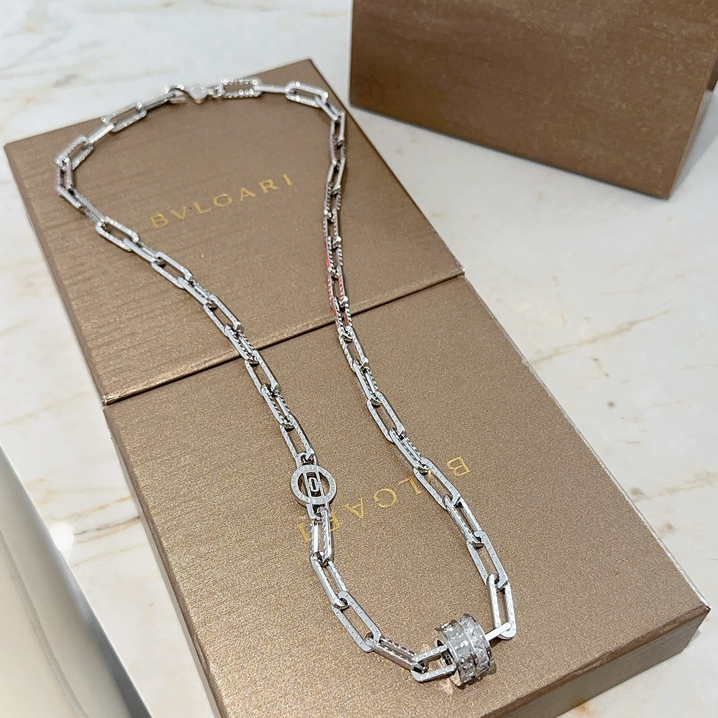 NO:582800,Batch. Bulgari necklace V gold material BVLGARI BVLGARI DIVAS’ DREAM series The appearance is perfect, the details are invincible, the unique color is completely impeccable, and it is decorated with a classic ring shape design, which is simple yet elegant and eye-catching. The combination of V gold is more elegant, and the upper body is elegant and attractive. Same style for men and women. Bulgari necklaces, jewelry boutiques, bottega veneta, bvlgari, bvlgari, necklace19860909批.宝格丽项链V金材质 BVLGARI宝格丽 DIVAS‘ DREAM 系列 品相完美,细节无敌,那种独特的色泽完全无可挑剔,再缀以经典指环外形设计,简约之余却又优雅夺目,V金的组合更显气色,上身雅致动人.男女同款 宝格丽项链,饰品精品,bottega veneta,bvlgari,bvlgari,necklace,Jewelry