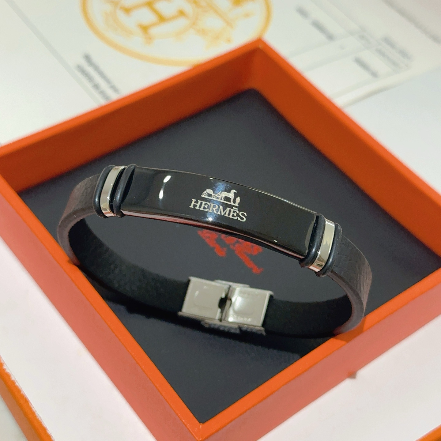 NO:582811,Batch New Product Release Hermès Leather Cord Bracelet The latest model of pure handmade leather material is of higher quality. The same style as the star Anger Forest series Hermès bracelet classic series 18k gold bracelet bracelet. The details are distressed. The non-market sand surface version. This one has been out. The best-selling model in Hermès. It is very good to match trendy clothes, high-quality jewelry, hermes, and bracelets.19860909批 新品发售 爱马仕皮绳手环最新款纯手工皮材质档次更高明星同款Anger Forest系列爱马仕手链经典款系列18k金手链手绳 细节对版做旧处理 非市面沙面版型 这款一直在出 爱马仕里面热卖款 非常好搭配潮流衣服,饰品精品,hermes,bracelet,Jewelry