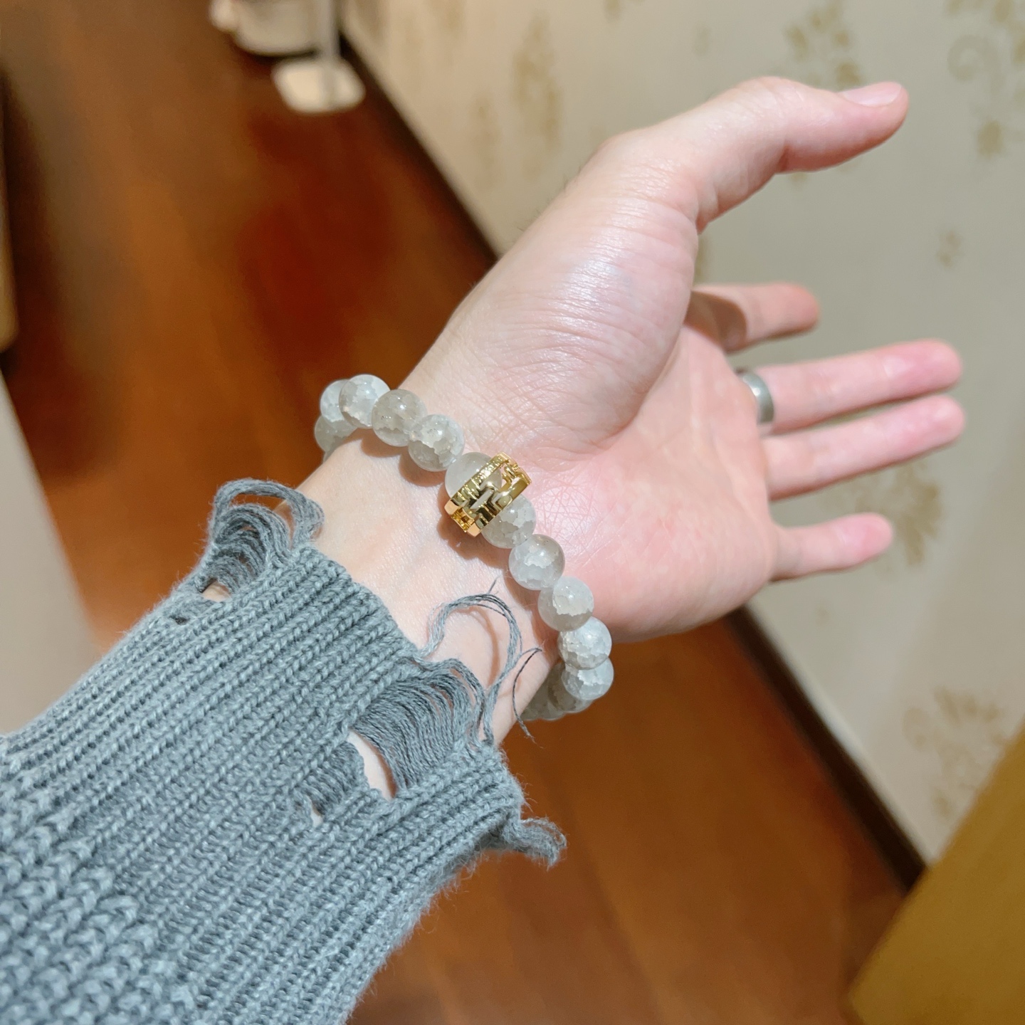 ¥158 宝格丽手链V金材质 BVLGARI宝格丽 DIVAS‘ DREAM 系列 天然水晶爆珠手链品相完美，细节无敌，那种独特的色泽完全无可挑剔，再缀以经典指环外形设计，简约之余却又优雅夺目，V金纯手工的组合更显气色，上手雅致动人。男女同款 宝格丽手链尺寸:18 20 22 24厘米