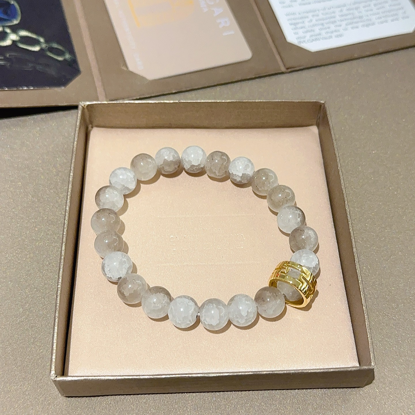 ¥158 宝格丽手链V金材质 BVLGARI宝格丽 DIVAS‘ DREAM 系列 天然水晶爆珠手链品相完美，细节无敌，那种独特的色泽完全无可挑剔，再缀以经典指环外形设计，简约之余却又优雅夺目，V金纯手工的组合更显气色，上手雅致动人。男女同款 宝格丽手链尺寸:18 20 22 24厘米