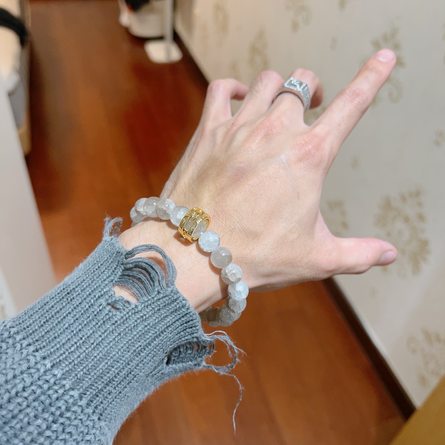 ¥158 宝格丽手链V金材质 BVLGARI宝格丽 DIVAS‘ DREAM 系列 天然水晶爆珠手链品相完美，细节无敌，那种独特的色泽完全无可挑剔，再缀以经典指环外形设计，简约之余却又优雅夺目，V金纯手工的组合更显气色，上手雅致动人。男女同款 宝格丽手链尺寸:18 20 22 24厘米