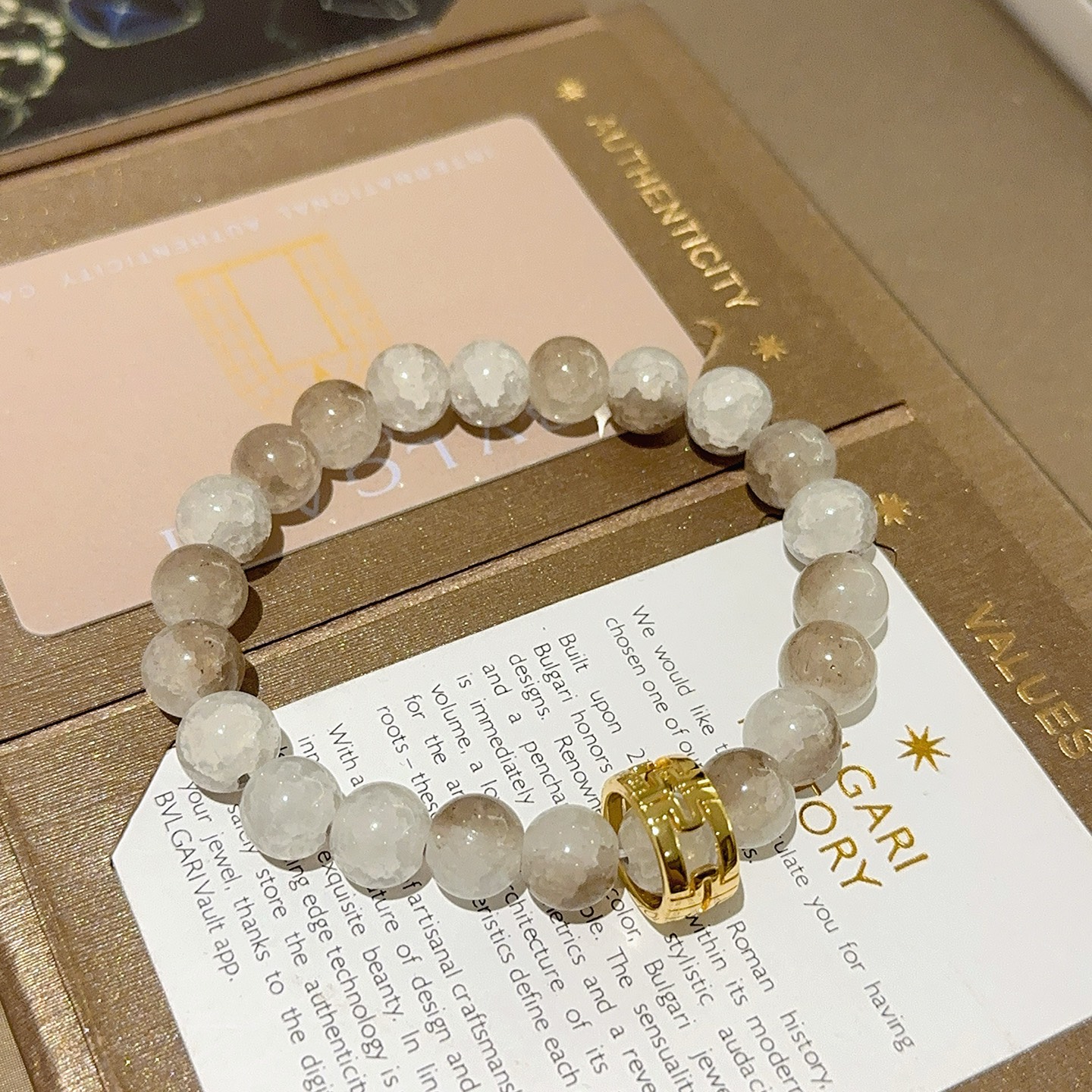 ¥158 宝格丽手链V金材质 BVLGARI宝格丽 DIVAS‘ DREAM 系列 天然水晶爆珠手链品相完美，细节无敌，那种独特的色泽完全无可挑剔，再缀以经典指环外形设计，简约之余却又优雅夺目，V金纯手工的组合更显气色，上手雅致动人。男女同款 宝格丽手链尺寸:18 20 22 24厘米