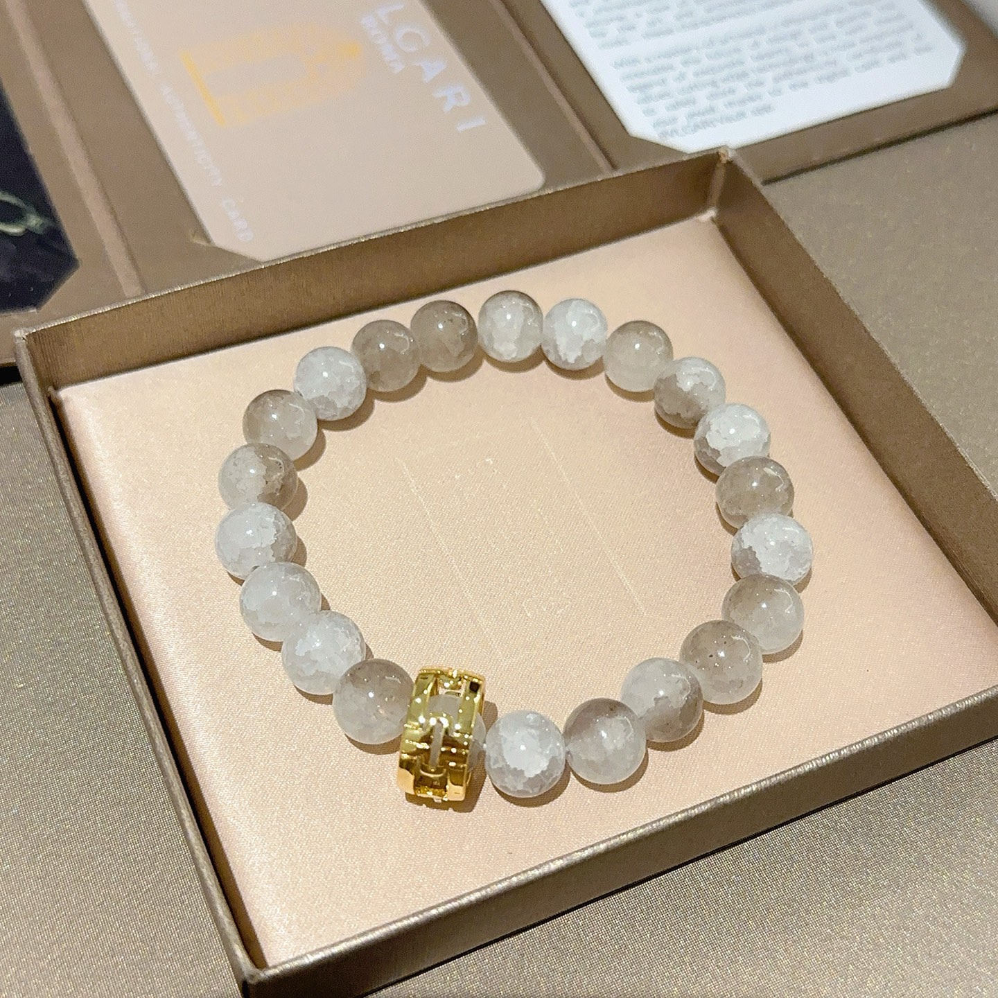 ¥158 宝格丽手链V金材质 BVLGARI宝格丽 DIVAS‘ DREAM 系列 天然水晶爆珠手链品相完美，细节无敌，那种独特的色泽完全无可挑剔，再缀以经典指环外形设计，简约之余却又优雅夺目，V金纯手工的组合更显气色，上手雅致动人。男女同款 宝格丽手链尺寸:18 20 22 24厘米