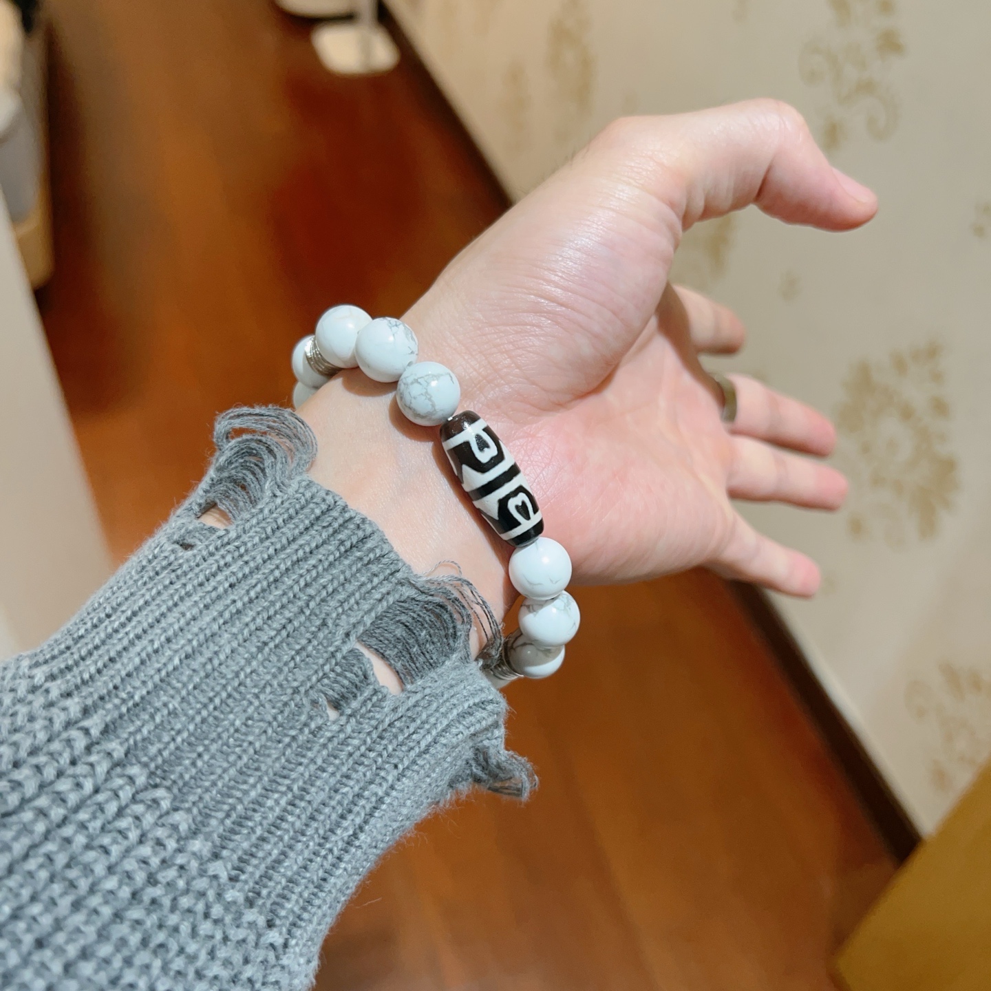 ¥188 。宝格丽手链V金材质 BVLGARI宝格丽 DIVAS‘ DREAM 系列 天然白砗磲手链品相完美，细节无敌，那种独特的色泽完全无可挑剔，再缀以经典指环外形设计，简约之余却又优雅夺目，V金纯手工的组合更显气色，上手雅致动人。男女同款 宝格丽手链尺寸:18 20 22 24厘米