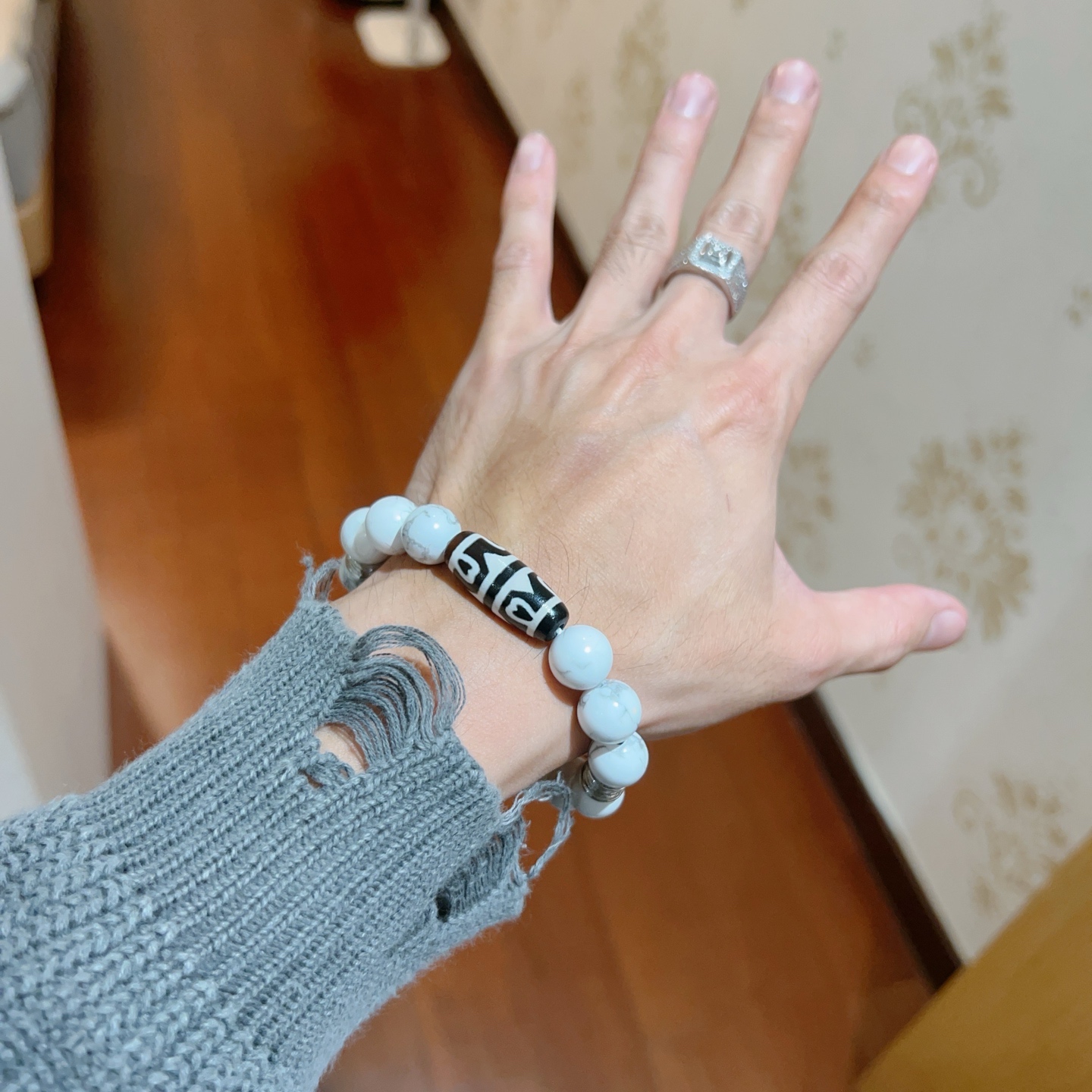 ¥188 。宝格丽手链V金材质 BVLGARI宝格丽 DIVAS‘ DREAM 系列 天然白砗磲手链品相完美，细节无敌，那种独特的色泽完全无可挑剔，再缀以经典指环外形设计，简约之余却又优雅夺目，V金纯手工的组合更显气色，上手雅致动人。男女同款 宝格丽手链尺寸:18 20 22 24厘米