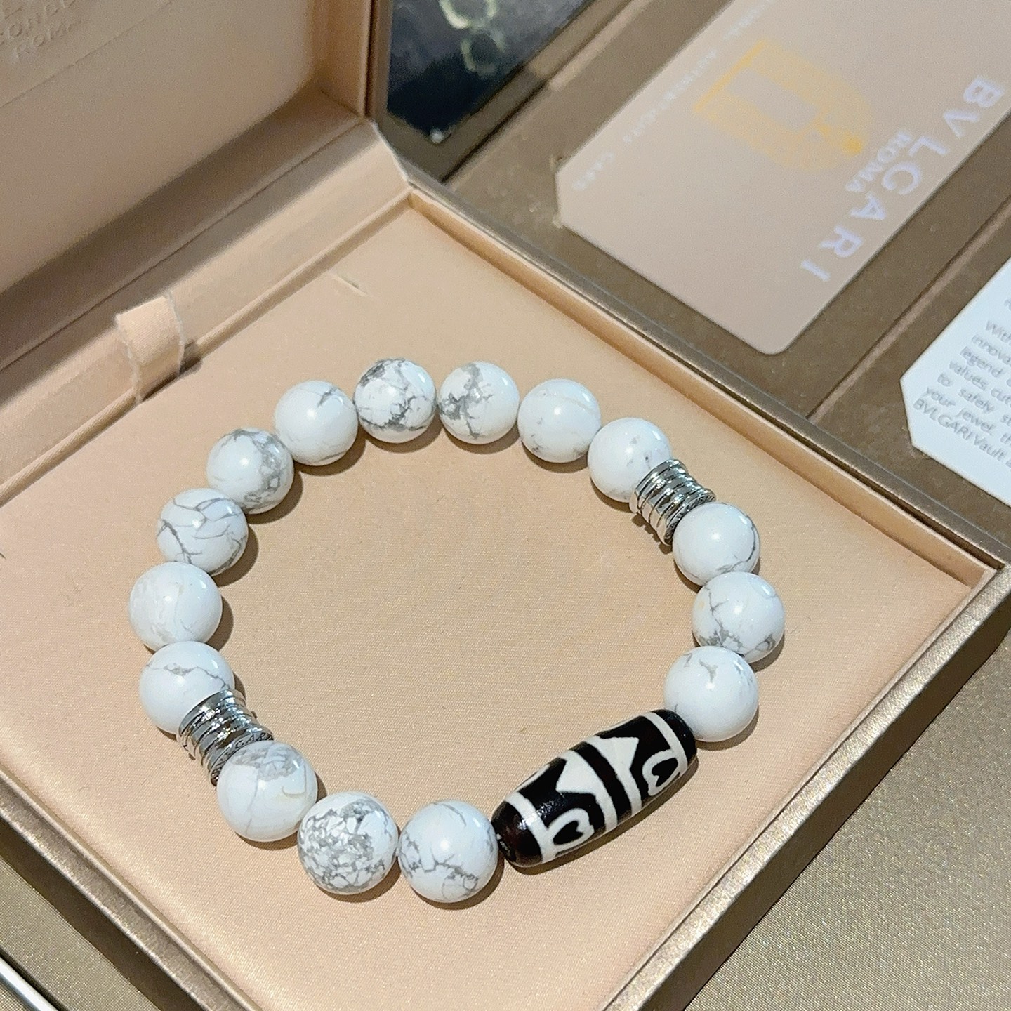 ¥188 。宝格丽手链V金材质 BVLGARI宝格丽 DIVAS‘ DREAM 系列 天然白砗磲手链品相完美，细节无敌，那种独特的色泽完全无可挑剔，再缀以经典指环外形设计，简约之余却又优雅夺目，V金纯手工的组合更显气色，上手雅致动人。男女同款 宝格丽手链尺寸:18 20 22 24厘米