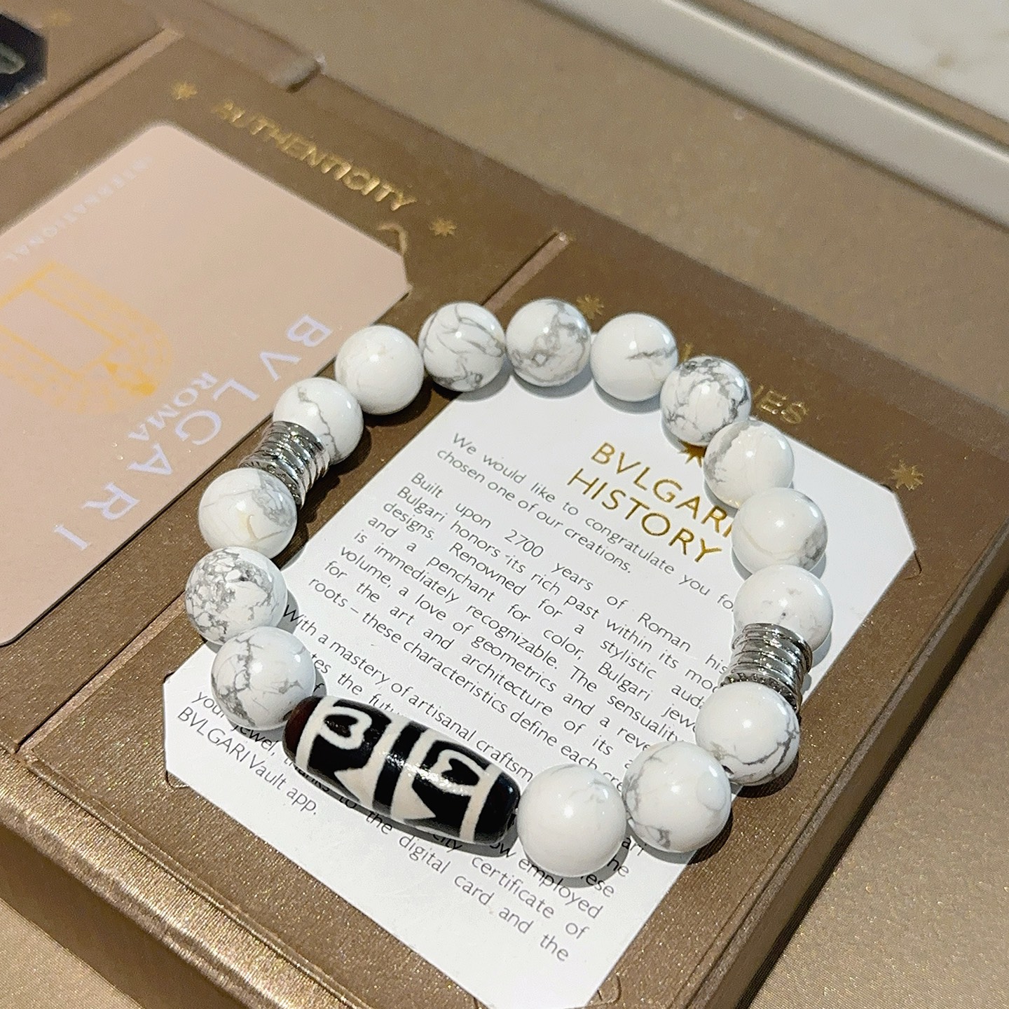 ¥188 。宝格丽手链V金材质 BVLGARI宝格丽 DIVAS‘ DREAM 系列 天然白砗磲手链品相完美，细节无敌，那种独特的色泽完全无可挑剔，再缀以经典指环外形设计，简约之余却又优雅夺目，V金纯手工的组合更显气色，上手雅致动人。男女同款 宝格丽手链尺寸:18 20 22 24厘米