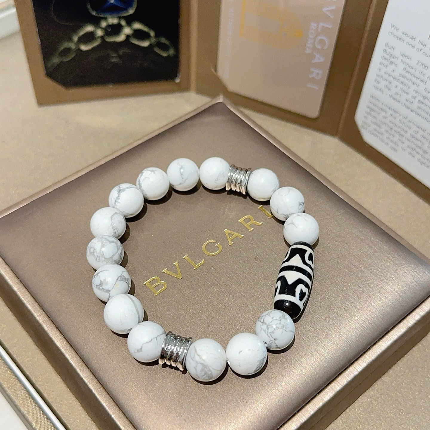 ¥188 。宝格丽手链V金材质 BVLGARI宝格丽 DIVAS‘ DREAM 系列 天然白砗磲手链品相完美，细节无敌，那种独特的色泽完全无可挑剔，再缀以经典指环外形设计，简约之余却又优雅夺目，V金纯手工的组合更显气色，上手雅致动人。男女同款 宝格丽手链尺寸:18 20 22 24厘米