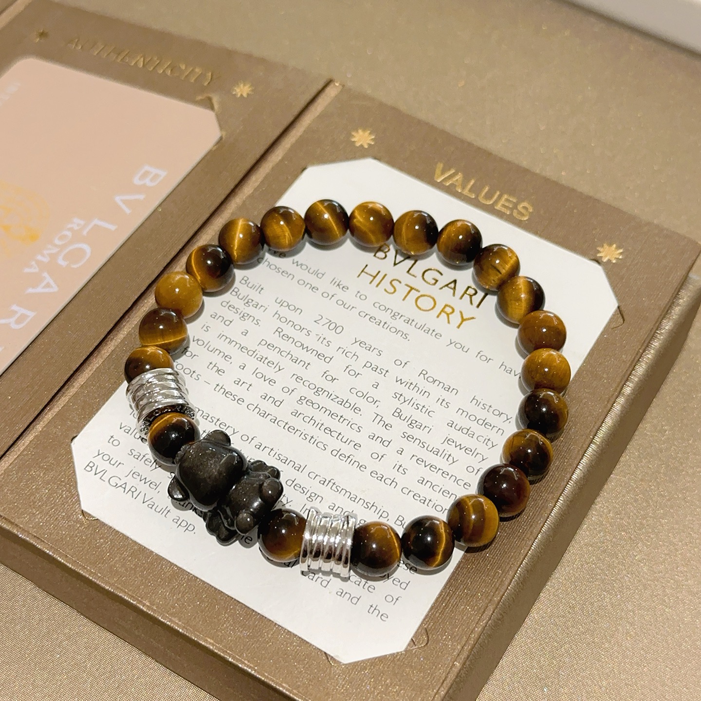 ¥168 。宝格丽手链V金材质 BVLGARI宝格丽 DIVAS‘ DREAM 系列 天然虎眼石手链品相完美，细节无敌，那种独特的色泽完全无可挑剔，再缀以经典指环外形设计，简约之余却又优雅夺目，V金纯手工的组合更显气色，上手雅致动人。男女同款 宝格丽手链尺寸:18 20 22 24厘米