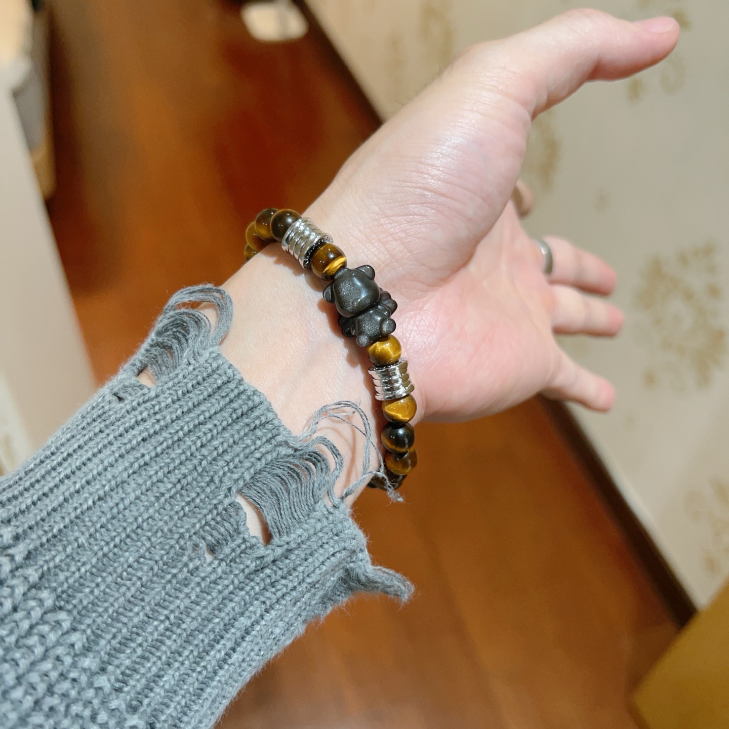 ¥168 。宝格丽手链V金材质 BVLGARI宝格丽 DIVAS‘ DREAM 系列 天然虎眼石手链品相完美，细节无敌，那种独特的色泽完全无可挑剔，再缀以经典指环外形设计，简约之余却又优雅夺目，V金纯手工的组合更显气色，上手雅致动人。男女同款 宝格丽手链尺寸:18 20 22 24厘米