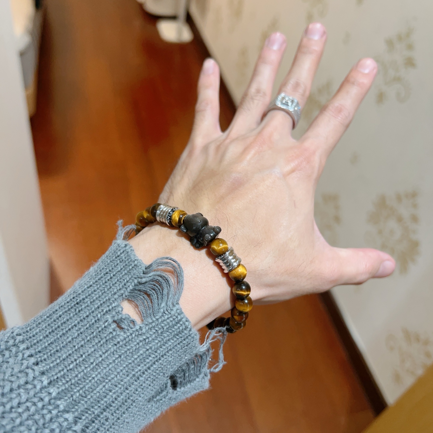 ¥168 。宝格丽手链V金材质 BVLGARI宝格丽 DIVAS‘ DREAM 系列 天然虎眼石手链品相完美，细节无敌，那种独特的色泽完全无可挑剔，再缀以经典指环外形设计，简约之余却又优雅夺目，V金纯手工的组合更显气色，上手雅致动人。男女同款 宝格丽手链尺寸:18 20 22 24厘米