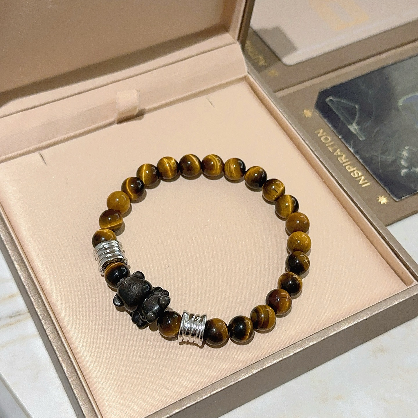 ¥168 。宝格丽手链V金材质 BVLGARI宝格丽 DIVAS‘ DREAM 系列 天然虎眼石手链品相完美，细节无敌，那种独特的色泽完全无可挑剔，再缀以经典指环外形设计，简约之余却又优雅夺目，V金纯手工的组合更显气色，上手雅致动人。男女同款 宝格丽手链尺寸:18 20 22 24厘米