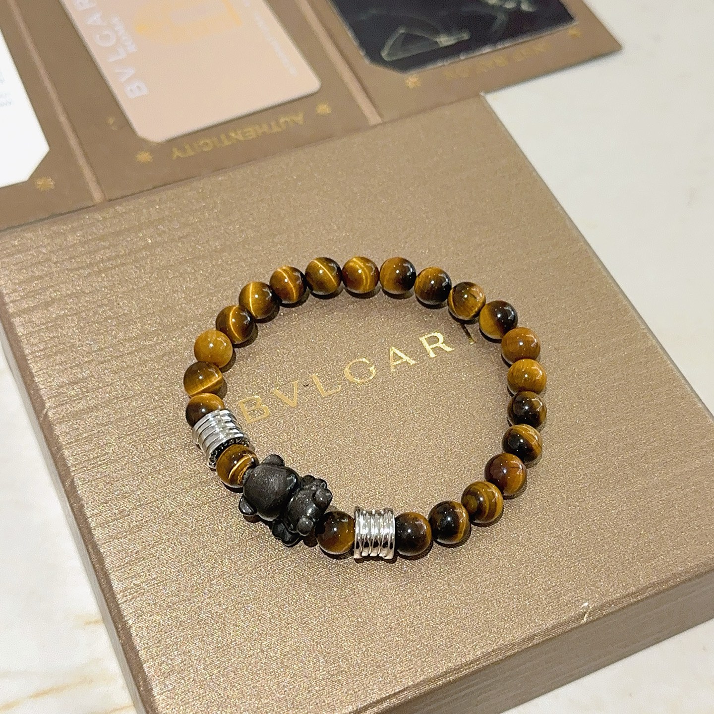 ¥168 。宝格丽手链V金材质 BVLGARI宝格丽 DIVAS‘ DREAM 系列 天然虎眼石手链品相完美，细节无敌，那种独特的色泽完全无可挑剔，再缀以经典指环外形设计，简约之余却又优雅夺目，V金纯手工的组合更显气色，上手雅致动人。男女同款 宝格丽手链尺寸:18 20 22 24厘米