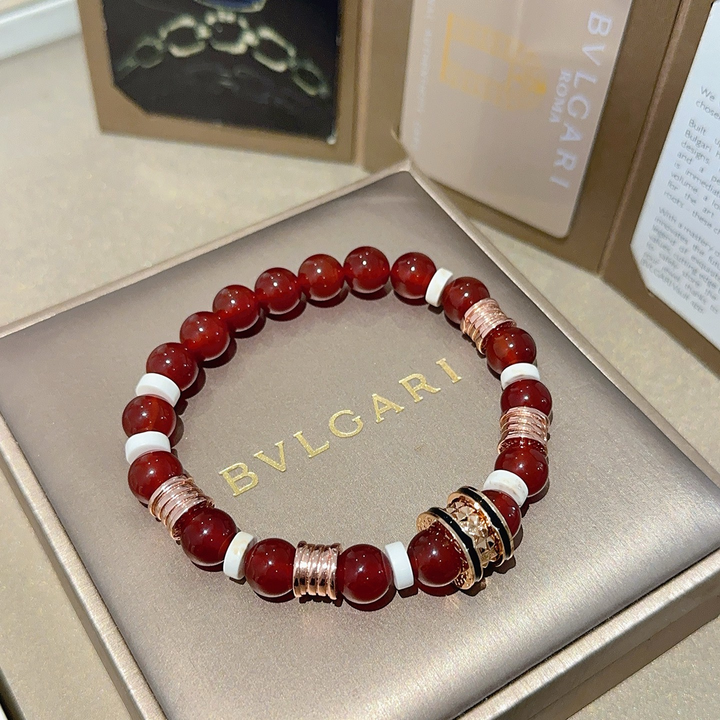 NO:582798,Batch. BVLGARI Bracelet V gold material BVLGARI DIVAS' DREAM series natural red agate bracelet is in perfect condition, the details are invincible, the unique color is completely impeccable, and it is decorated with a classic ring shape design, which is simple yet elegant and eye-catching. The V gold pure handmade combination is more elegant and elegant. Same style for men and women. Bvlgari bracelet size: 18 20 22  24 cm, fine jewelry, bottega veneta, bvlgari, bvlgari, bracelet19860909批.宝格丽手链V金材质 BVLGARI宝格丽 DIVAS‘ DREAM 系列 天然红玛瑙手链品相完美,细节无敌,那种独特的色泽完全无可挑剔,再缀以经典指环外形设计,简约之余却又优雅夺目,V金纯手工的组合更显气色,上手雅致动人.男女同款 宝格丽手链尺寸:18 20 22 24厘米,饰品精品,bottega veneta,bvlgari,bvlgari,bracelet,Jewelry