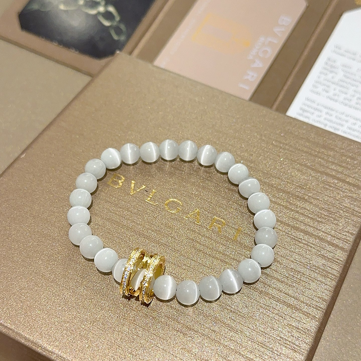 NO:582806,Batch. BVLGARI Bracelet V gold material BVLGARI DIVAS' DREAM series natural cat's eye bracelet is in perfect condition, with unparalleled details. The unique color is completely impeccable, and is decorated with a classic ring shape design. It is simple yet elegant and eye-catching. The pure handmade combination of V gold is more elegant and elegant. Same style for men and women. Bvlgari bracelet size: 18 20 22  24 cm, fine jewelry, bottega veneta, bvlgari, bvlgari, bracelet19860909批.宝格丽手链V金材质 BVLGARI宝格丽 DIVAS‘ DREAM 系列 天然猫眼石手链品相完美,细节无敌,那种独特的色泽完全无可挑剔,再缀以经典指环外形设计,简约之余却又优雅夺目,V金纯手工的组合更显气色,上手雅致动人.男女同款 宝格丽手链尺寸:18 20 22 24厘米,饰品精品,bottega veneta,bvlgari,bvlgari,bracelet,Jewelry