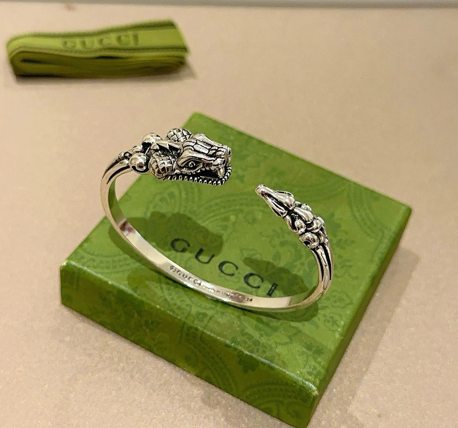 NO:582814,Batch. Gucci bracelets are hand-made latest bracelets with a higher grade. The same style as the Anger Forest series Double G classic series Gucci bracelets. The details are distressed. The shiny version is not available in the market. This one has been on the market. It is a best-selling model in Gucci. It goes well with trendy clothes, high-quality jewelry, Gucci, and bracelets.19860909批.古驰手镯手环纯手工打造最新款手镯档次更高明星同款Anger Forest系列双G经典款系列古驰手环 细节对版做旧处理 非市面亮面版型 这款一直在出 古驰里面热卖款 非常好搭配潮流衣服,饰品精品,gucci,bracelet,Jewelry