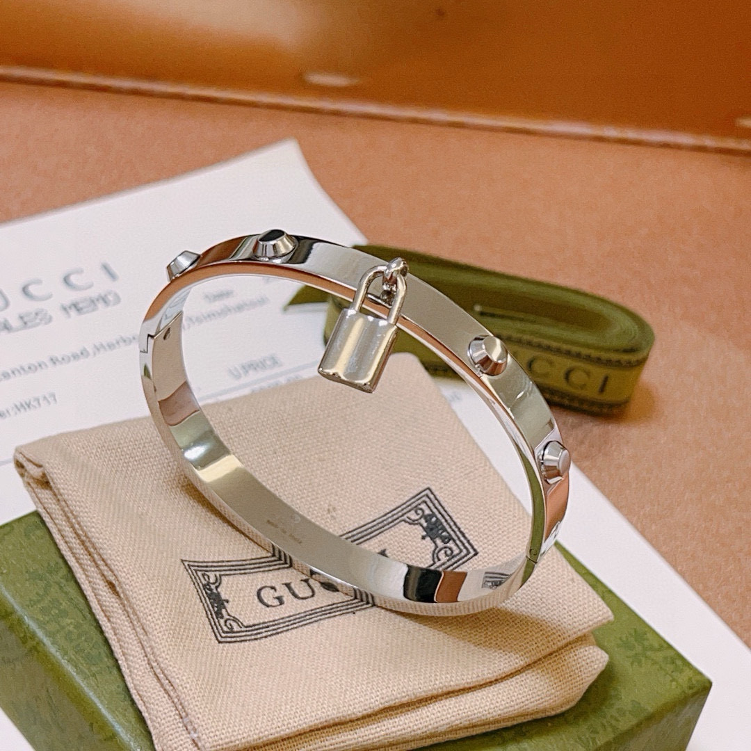 NO:582817,Batch. Gucci bracelets are handmade, the latest bracelets are of higher quality, the same style as the Anger Forest series, double G classic series, vintage silver Gucci bracelets. The details are distressed. The shiny version is not available in the market. This one has been on the market. It is a best-selling model in Gucci. It goes well with trendy clothes, fine jewelry, gucci, and bracelets.19860909批.古驰手镯手环纯手工打造最新款手镯档次更高明星同款Anger Forest系列双G经典款系列复古银古驰手环 细节对版做旧处理 非市面亮面版型 这款一直在出 古驰里面热卖款 非常好搭配潮流衣服,饰品精品,gucci,bracelet,Jewelry
