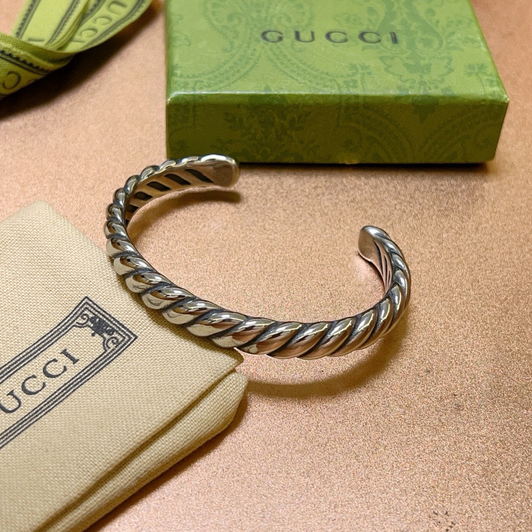 NO:575503,Batch. Gucci bracelet bracelet made of pure ancient silver. The latest bracelet is of a higher grade. The same style as the star Anger Forest series. Double G classic series. Retro silver Gucci bracelet. The details are distressed. The shiny version is not available in the market. This one has been released. It is a best-selling model in Gucci. It is very good to match with trendy clothes, high-quality jewelry, gucci, and bracelets.19860909批.古驰手镯手环古银纯手工打造最新款手镯档次更高明星同款Anger Forest系列双G经典款系列复古银古驰手环 细节对版做旧处理 非市面亮面版型 这款一直在出 古驰里面热卖款 非常好搭配潮流衣服,饰品精品,gucci,bracelet,Jewelry