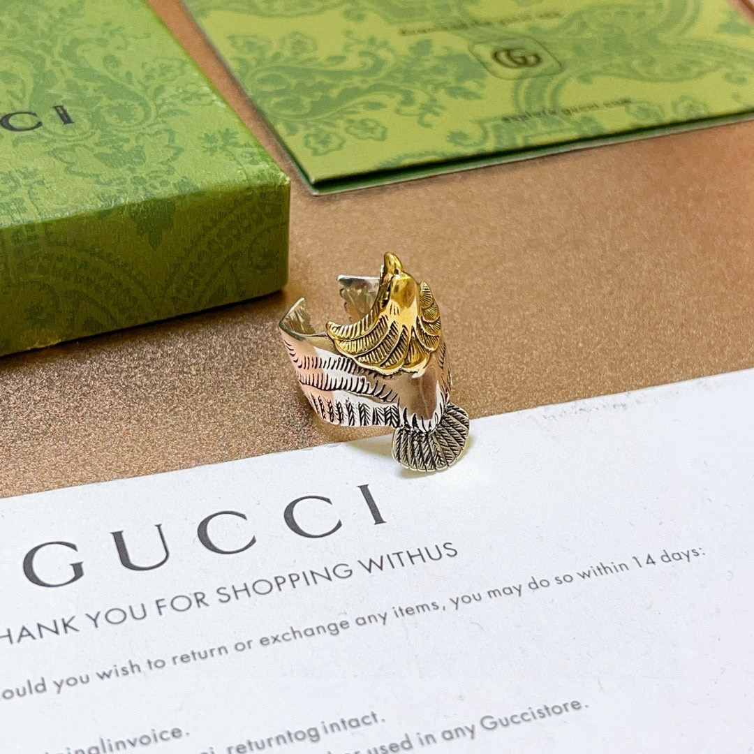 NO:582821,Batch. The latest model of Gucci ring has a higher grade. The same model as the star's Anger Forest series. The double G is purely handmade. The details of the Gucci ring are hand-made. The glossy version. This one has been released. It is a best-selling model in Gucci. It is very good to match with trendy clothes, fine jewelry, gucci, ring.19860909批.古驰戒指最新款款式档次更高明星同款Anger Forest系列双G纯手工制作工艺 古驰戒指 细节对版纯手工处理 亮面版型 这款一直在出 古驰里面热卖款 非常好搭配潮流衣服,饰品精品,gucci,ring,Jewelry