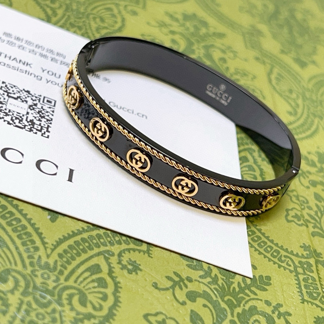 NO:582272,Batch. Gucci bracelets are hand-made, the latest bracelets are of a higher quality, the same style as the Anger Forest series, double G ceramics, classic series, Gucci bracelets. The details are distressed. The glossy version is not available in the market. This one has been on the market. It is a best-selling model in Gucci. It goes well with trendy clothes, fine jewelry, gucci, and bracelets.19860909批.古驰手镯手环纯手工打造最新款手镯档次更高明星同款Anger Forest系列双G陶瓷经典款系列古驰手环 细节对版做旧处理 非市面亮面版型 这款一直在出 古驰里面热卖款 非常好搭配潮流衣服,饰品精品,gucci,bracelet,Jewelry