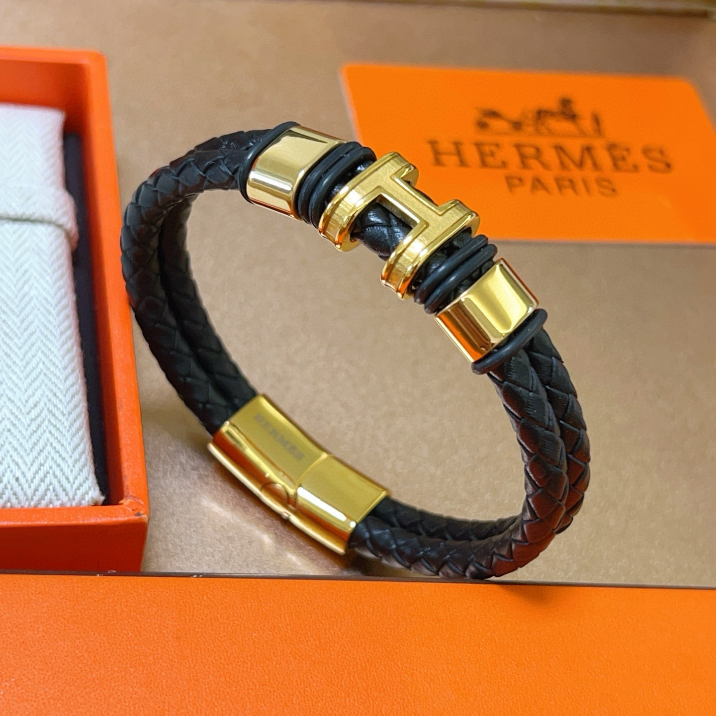 NO:558135,Batch New Product Release Hermès Leather Cord Bracelet The latest model of pure handmade leather material is of higher quality. The same style as the star Anger Forest series Hermès bracelet classic series 18k gold bracelet bracelet. The details are distressed. The non-market sand surface version. This one has been out. The best-selling model in Hermès. It is very good to match trendy clothes, high-quality jewelry, hermes, and bracelets.19860909批 新品发售 爱马仕皮绳手环最新款纯手工皮材质档次更高明星同款Anger Forest系列爱马仕手链经典款系列18k金手链手绳 细节对版做旧处理 非市面沙面版型 这款一直在出 爱马仕里面热卖款 非常好搭配潮流衣服,饰品精品,hermes,bracelet,Jewelry