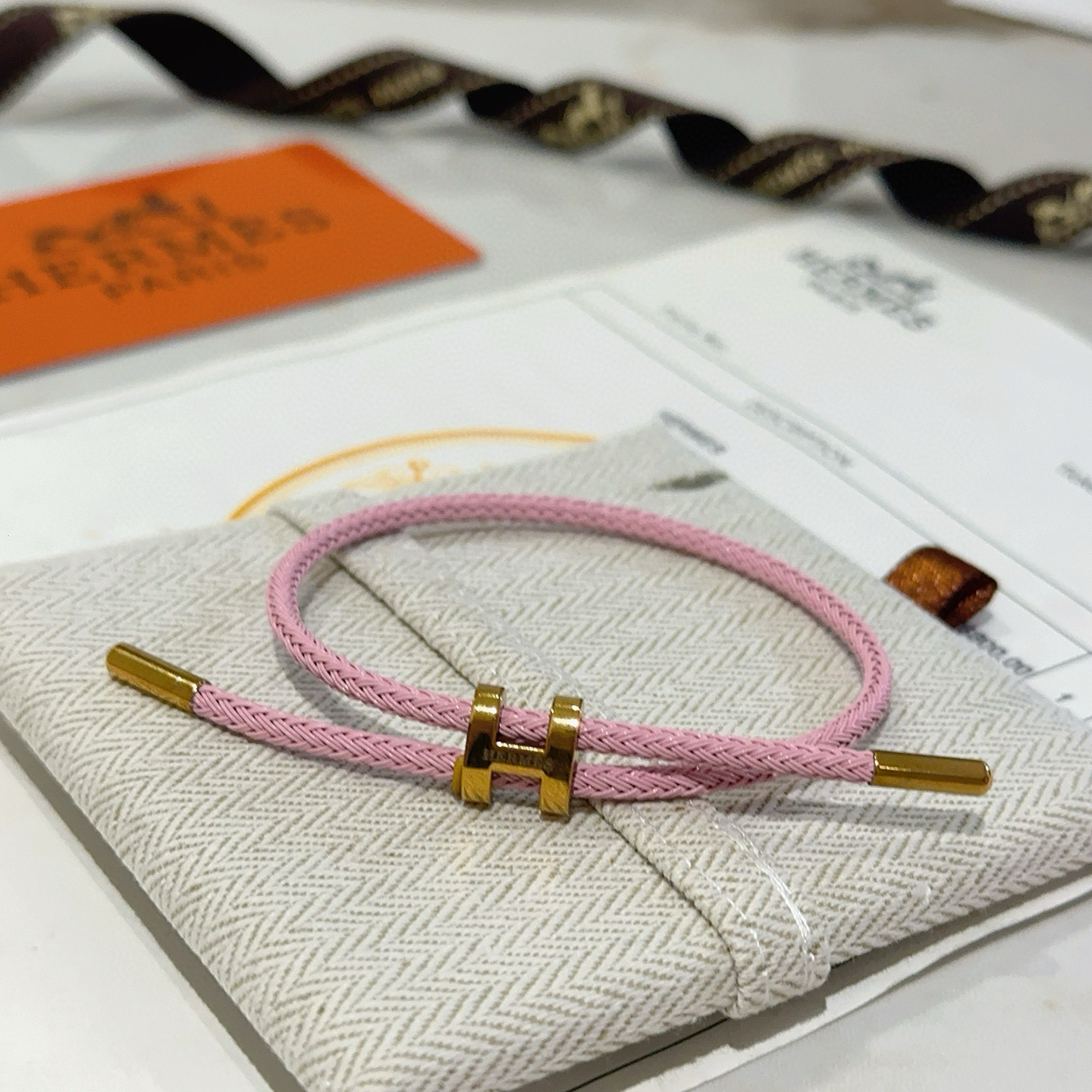 NO:558145,Batch. Hermès bracelets and bracelets are a test of the craftsman's skills. To ensure that the workmanship is adequate, the details must be meticulous [color][color] High-end customization. Goddesses all love Hermès. Popular bracelets. Super exquisite and praised by various goddesses and stars. The same style. High-end material gold-plated, K-gold texture is really good. Fine jewelry, hermes, bracelet, gold plating19860909批. 爱马仕手链 手绳太考验师傅的手艺了 要确保做工够位必须细节做到极致[色][色] 高端定制 女神 都爱爱马仕火爆 手链 超精赞各路女神 明星 同款 高端材质镀金,k金质感上手真的赞,饰品精品,hermes,bracelet,gold plating,Jewelry