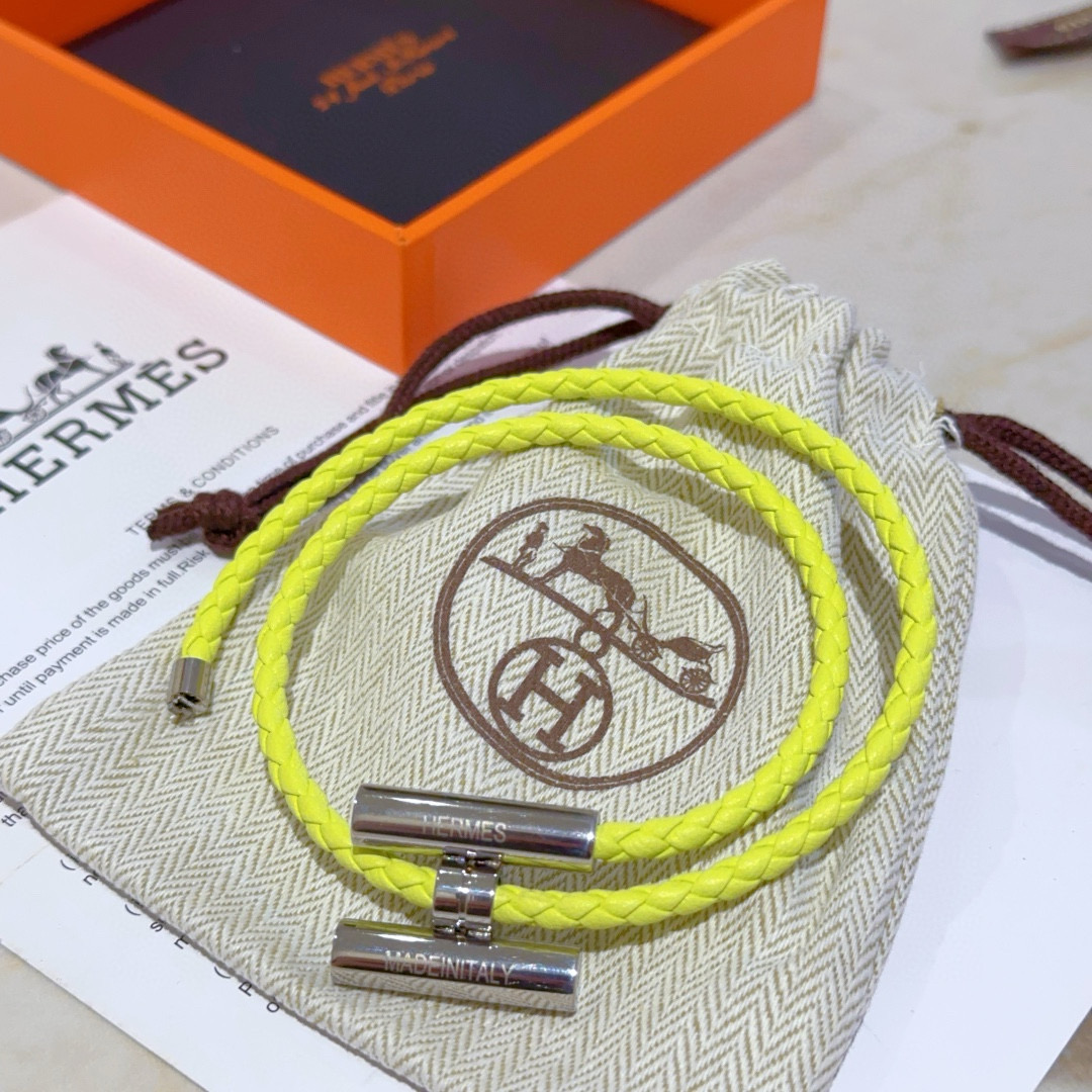 NO:558153,Batch. New Hermes Hermes bracelet braided bracelet thickened version platinum version. High-end Seiko version [color] [color] Many Internet celebrities have the same style. Hermes bracelets are a test of the master's craftsmanship. It is not easy to ensure that every detail is in place [color] [color] High-end customization. Same style for men and women. Hermès is popular. 1:1 super fine star. The same K gold texture, crafted with high-end craftsmanship.  It’s really amazing to use, fine jewelry, hermes, hermes, bracelet19860909批.新款Hermes爱马仕手链编织手绳加厚版 铂金版.高级精工版[色][色]众多网红同款 爱马仕手链太考验师傅的手艺了 要确保每个细节都到位不简单[色][色] 高端定制 男女同款 爱马仕火爆 1:1超精赞明星 同款 k金质感,精工高端工艺打造出炉. 上手真的赞爆,饰品精品,hermes,hermes,bracelet,Jewelry