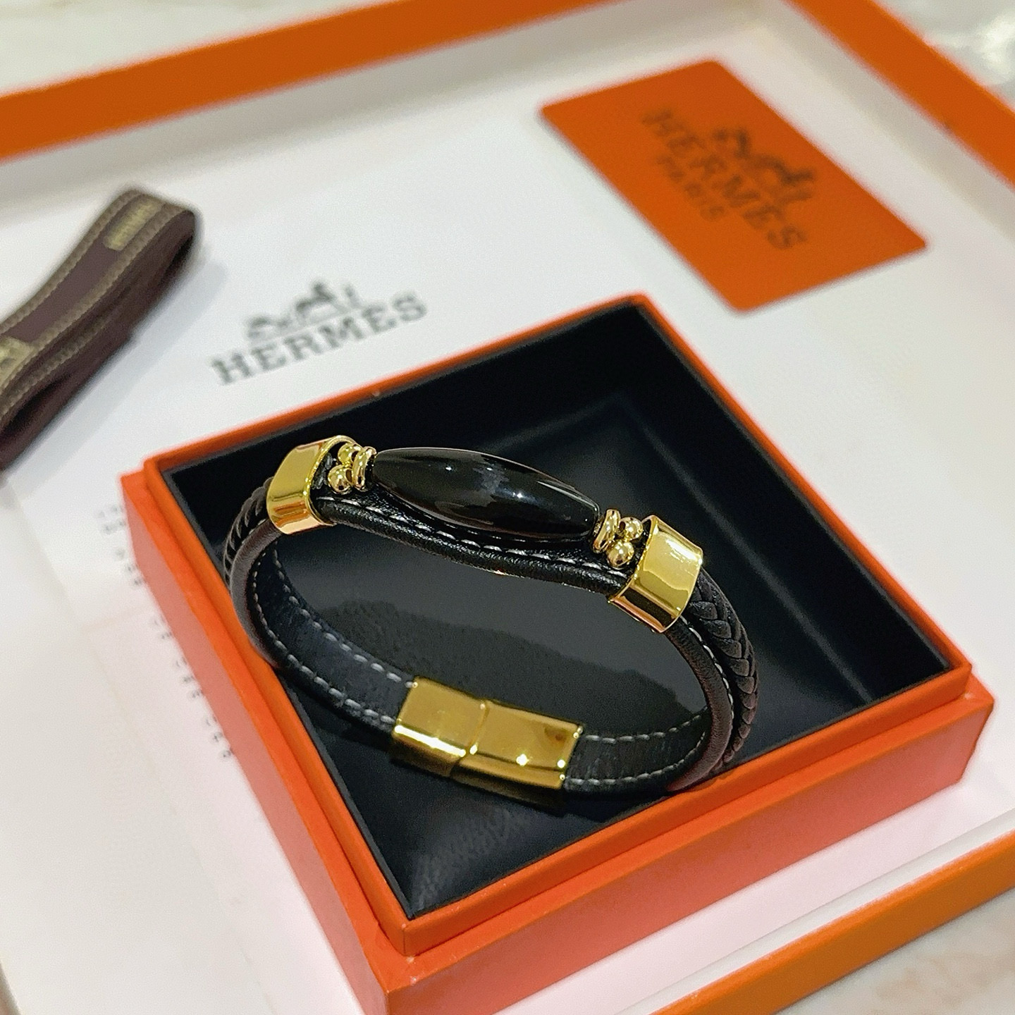 NO:558158,Batch New Product Release Hermès Leather Cord Bracelet The latest model of pure handmade leather material is of higher quality. The same style as the star Anger Forest series Hermès bracelet classic series 18k gold bracelet bracelet. The details are distressed. The non-market sand surface version. This one has been out. The best-selling model in Hermès. It is very good to match trendy clothes, high-quality jewelry, hermes, and bracelets.19860909批 新品发售 爱马仕皮绳手环最新款纯手工皮材质档次更高明星同款Anger Forest系列爱马仕手链经典款系列18k金手链手绳 细节对版做旧处理 非市面沙面版型 这款一直在出 爱马仕里面热卖款 非常好搭配潮流衣服,饰品精品,hermes,bracelet,Jewelry